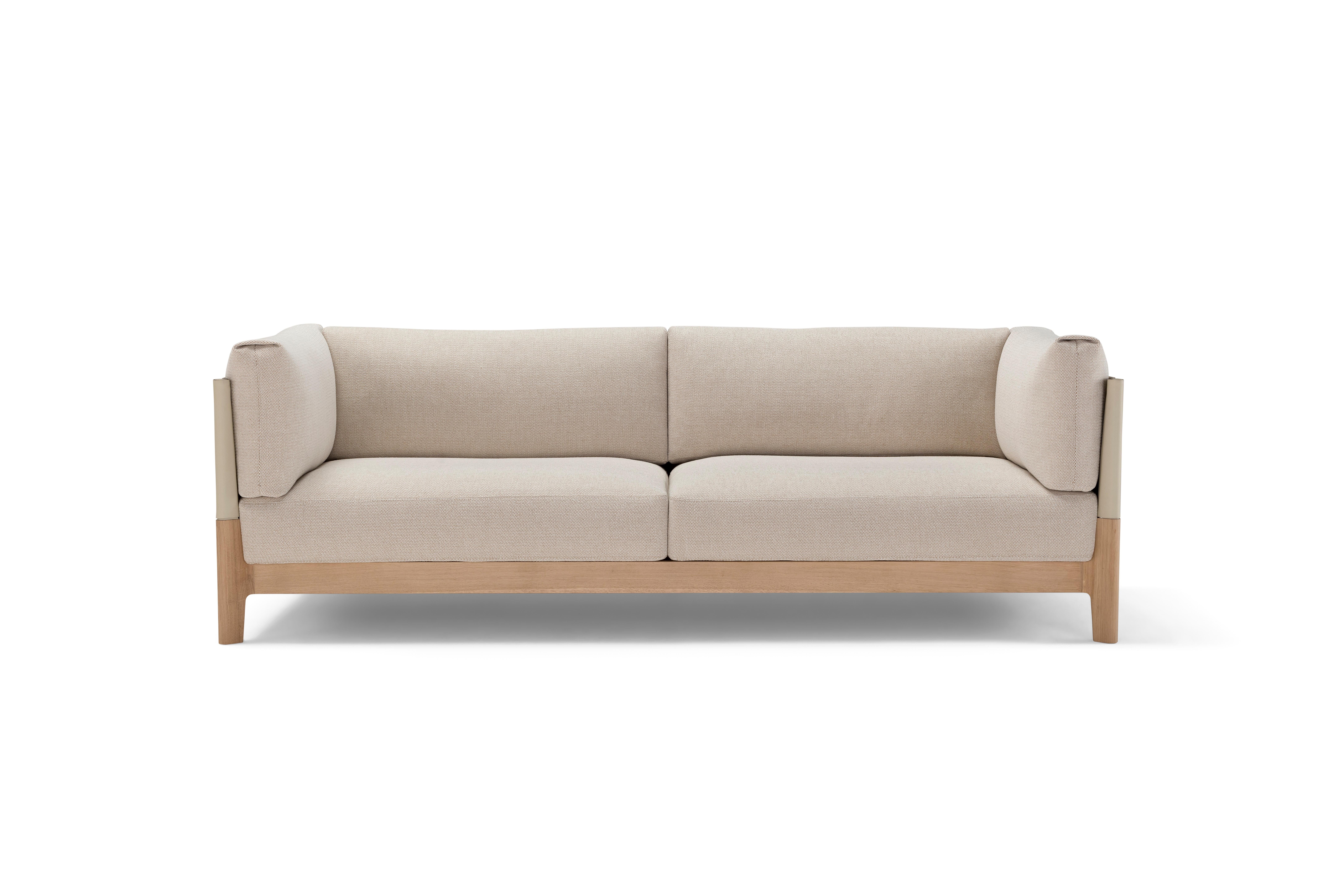 Divano a 3 posti in Fabrice e Cuoio Stilt di Amura Lab
Dimensioni: L 224 x P 96 x H 75 cm
Materiali: STRUTTURA: legno massiccio e cuoio. SOSPENSIONI: rub la plume ber e cinghie in polipropilene SEDUTE: poliuretano espanso, densità 30 kg/m3 , memory