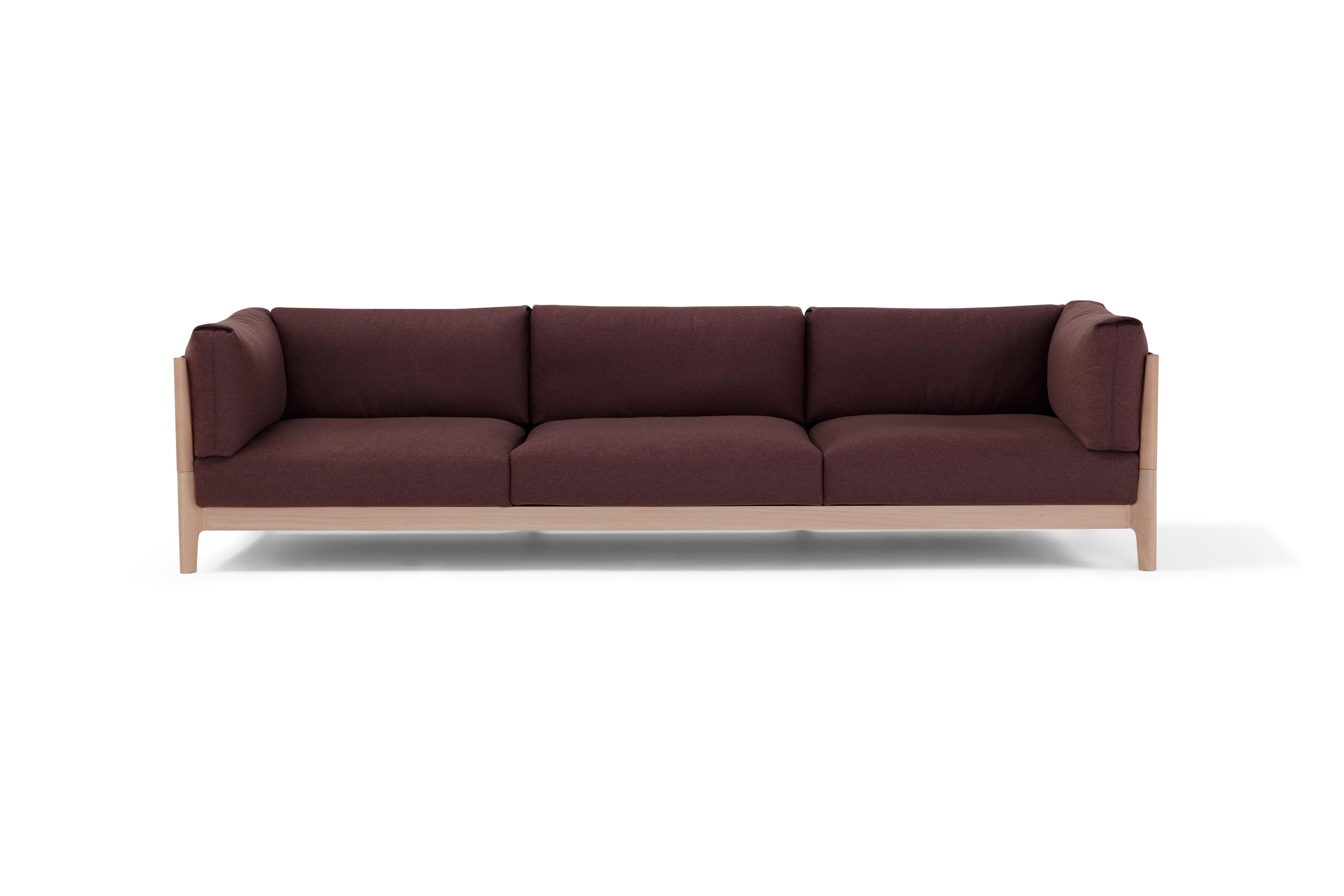 Divano a 4 posti in Fabrice e Cuoio Stilt di Amura Lab
Dimensioni: L. 294 x P. 96 x H. 75 cm
Materiali: STRUTTURA: legno massiccio e cuoio. SOSPENSIONI: rub la plume ber e cinghie in polipropilene SEDUTE: poliuretano espanso, densità 30 kg/m3 ,