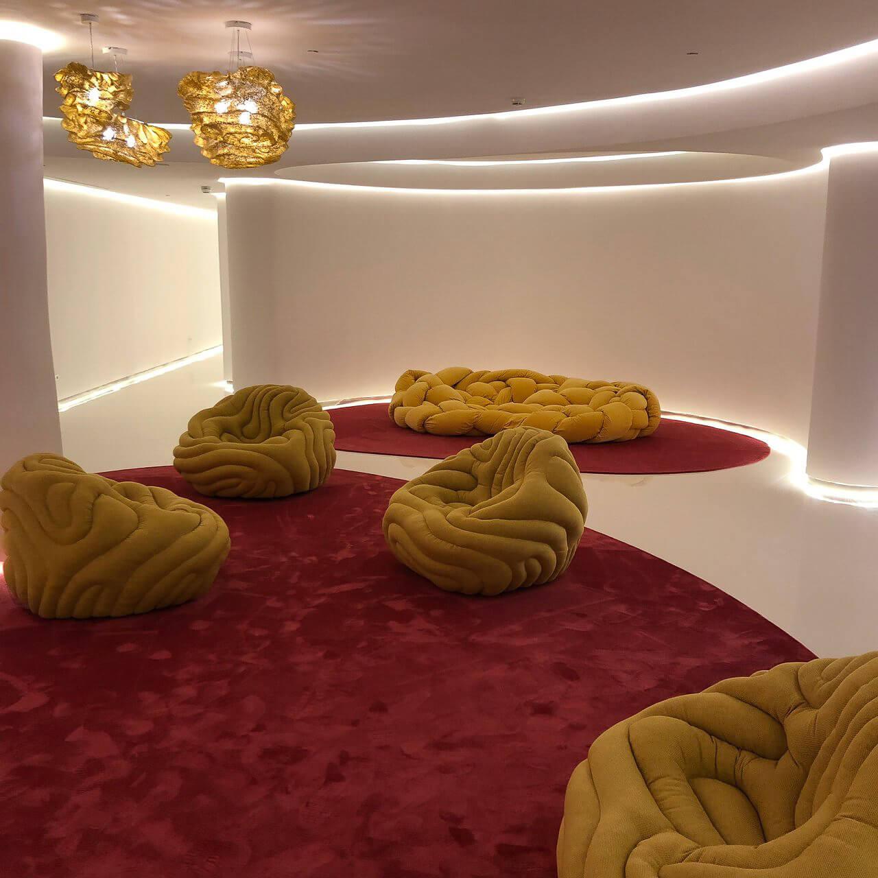 Dopo il successo della poltrona Gladys, introdotta nel 2009,
Aqua Creations ha creato la Collection'S.
La prima ispirazione è stata un'impronta digitale. Ayala Serfaty ha portato avanti l'idea della propria topografia e ha sviluppato una