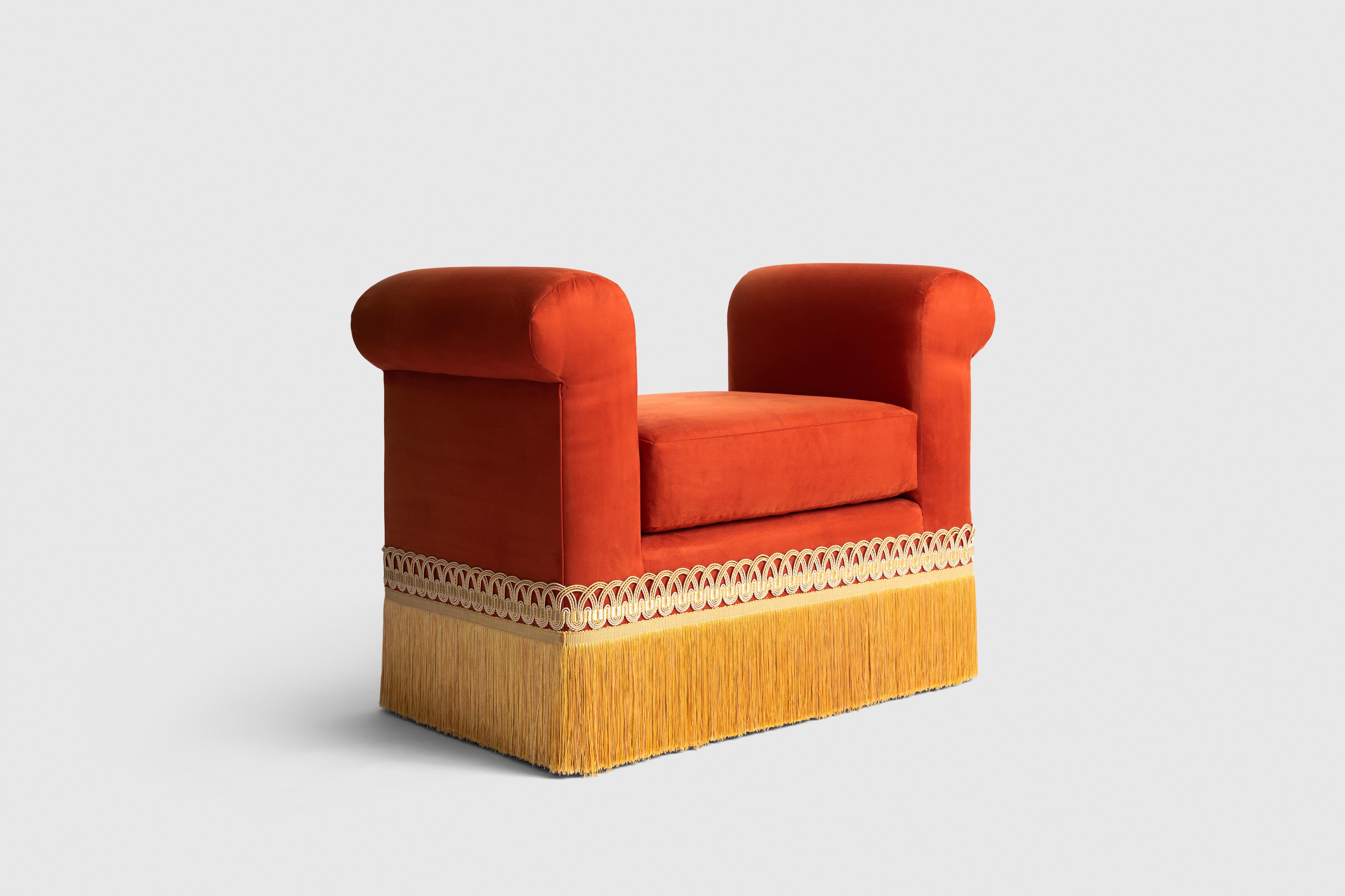 Der Ravelle-Sitz ist von den französischen Garnituren inspiriert. Dieser schöne Sitz wurde von unseren Kunsthandwerkern in Mexiko-Stadt mit Stoff und handgefertigten Verzierungen hergestellt. 
Fernanda Loyzaga hat eine Neuinterpretation der