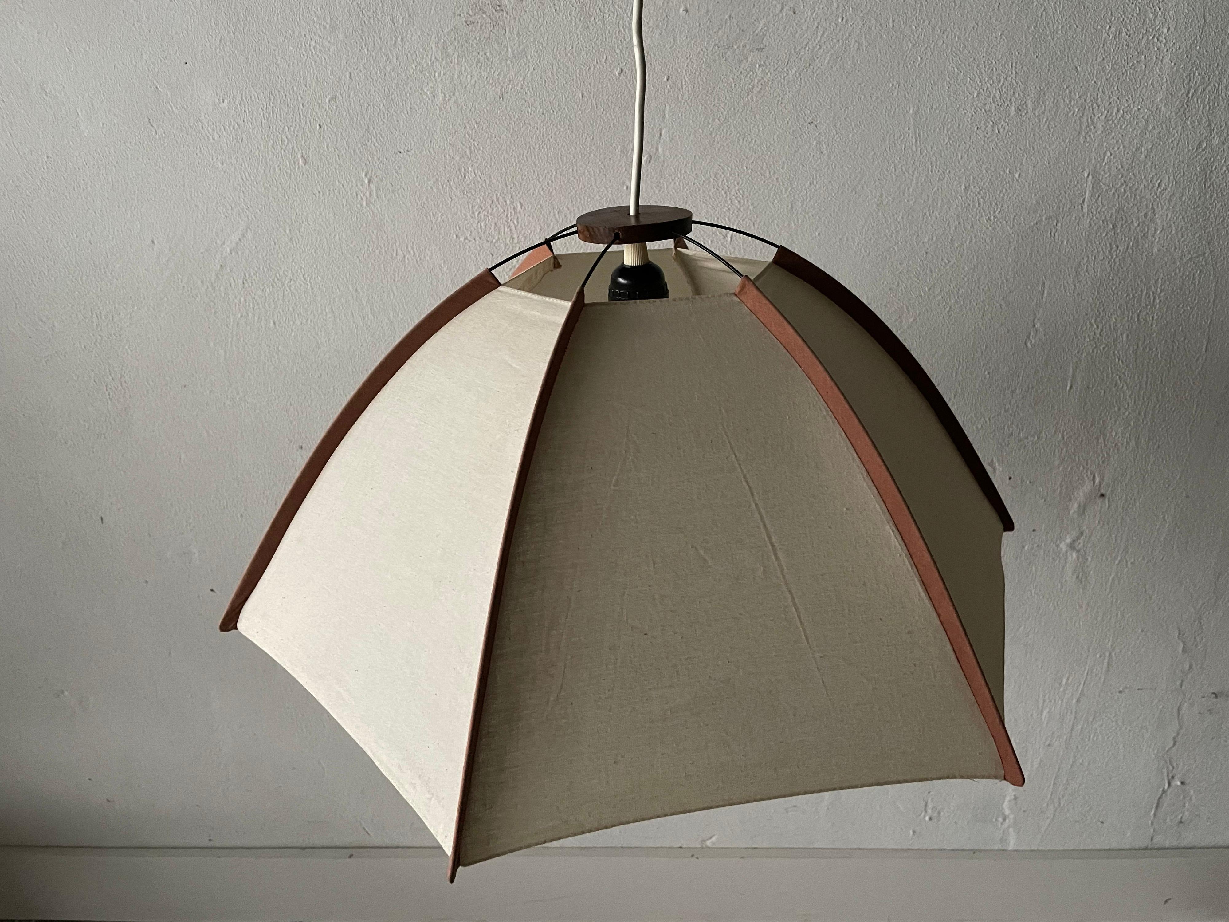 Grande lampe suspendue en lin et bois par Domus, années 1980, Italie

Design minimaliste et rare. 

L'abat-jour est en bon état et propre. 
Cette lampe fonctionne avec une ampoule E27. 
Max 100W Filaire et adapté à une utilisation avec 220V et