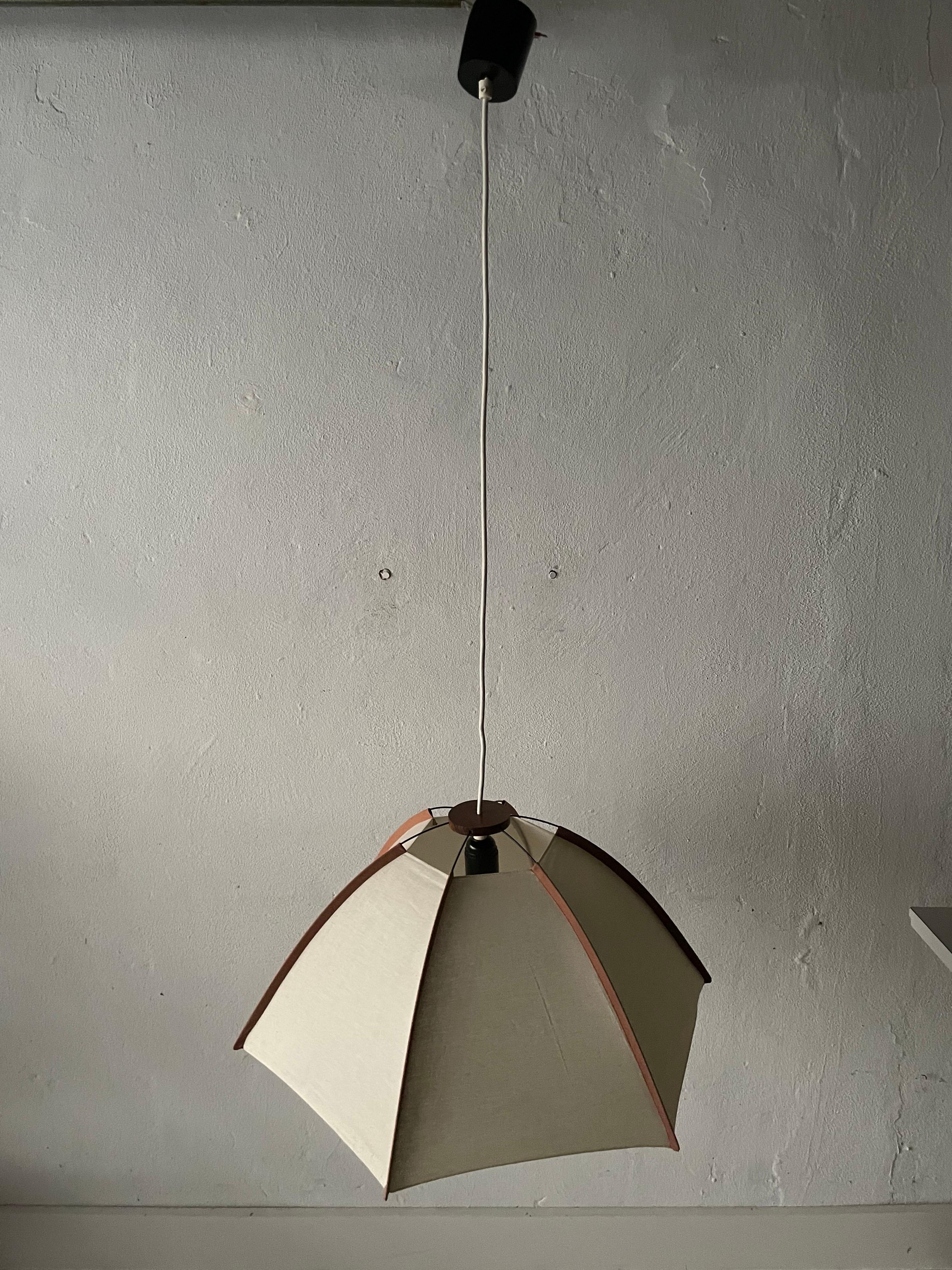Fin du 20e siècle Grande lampe à suspension en tissu et bois de Domus, années 1980, Italie en vente