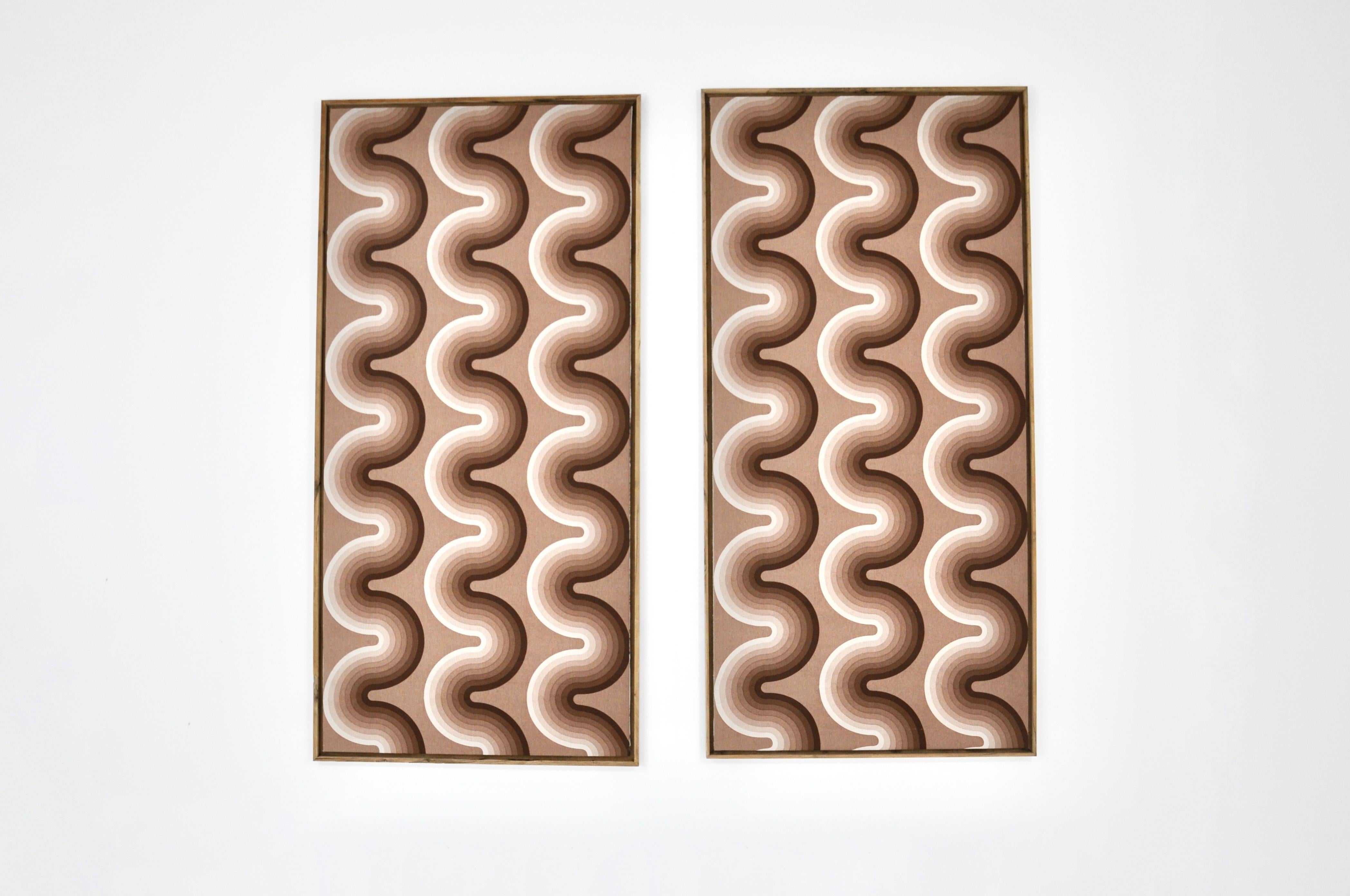 Paar Tafeln mit Stoff von Verner Panton in einem Holzrahmen. Signiert Verner Panton. Zeit- und altersbedingte Abnutzung der Platten.
Für den Versand, fragen Sie uns für den besten Preis zu erhalten.
