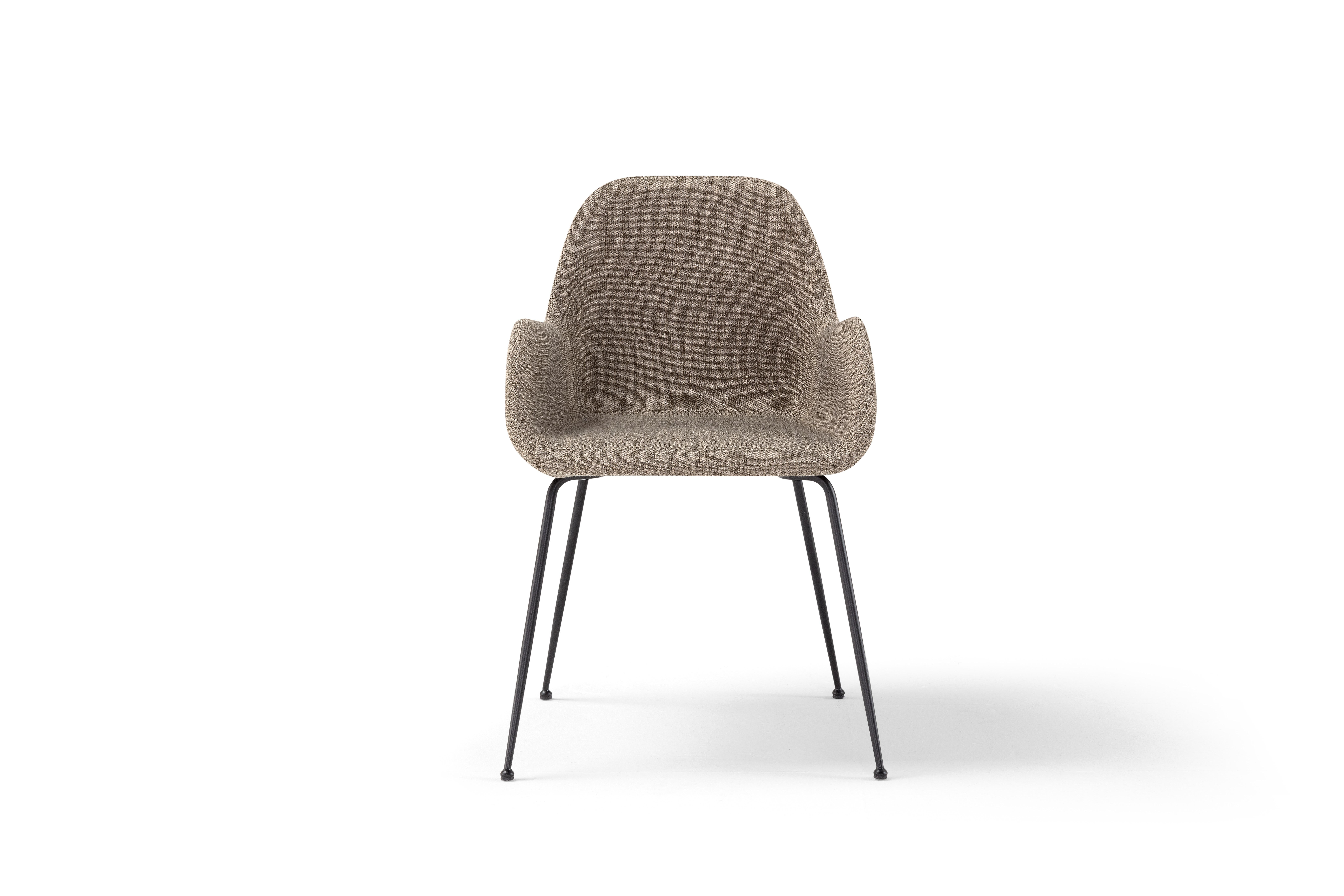 Sedia a ponte in Fabrice con braccioli di Amura Lab
Dimensioni: L 55 x P 55 x H 82 cm
Materiali: STRUTTURA: poliuretano espanso stampato + fibra di vetro SEDUTA: poliuretano espanso, densità 45 kg/m3 + 30 kg/m3 SCHIENALE: poliuretano espanso,