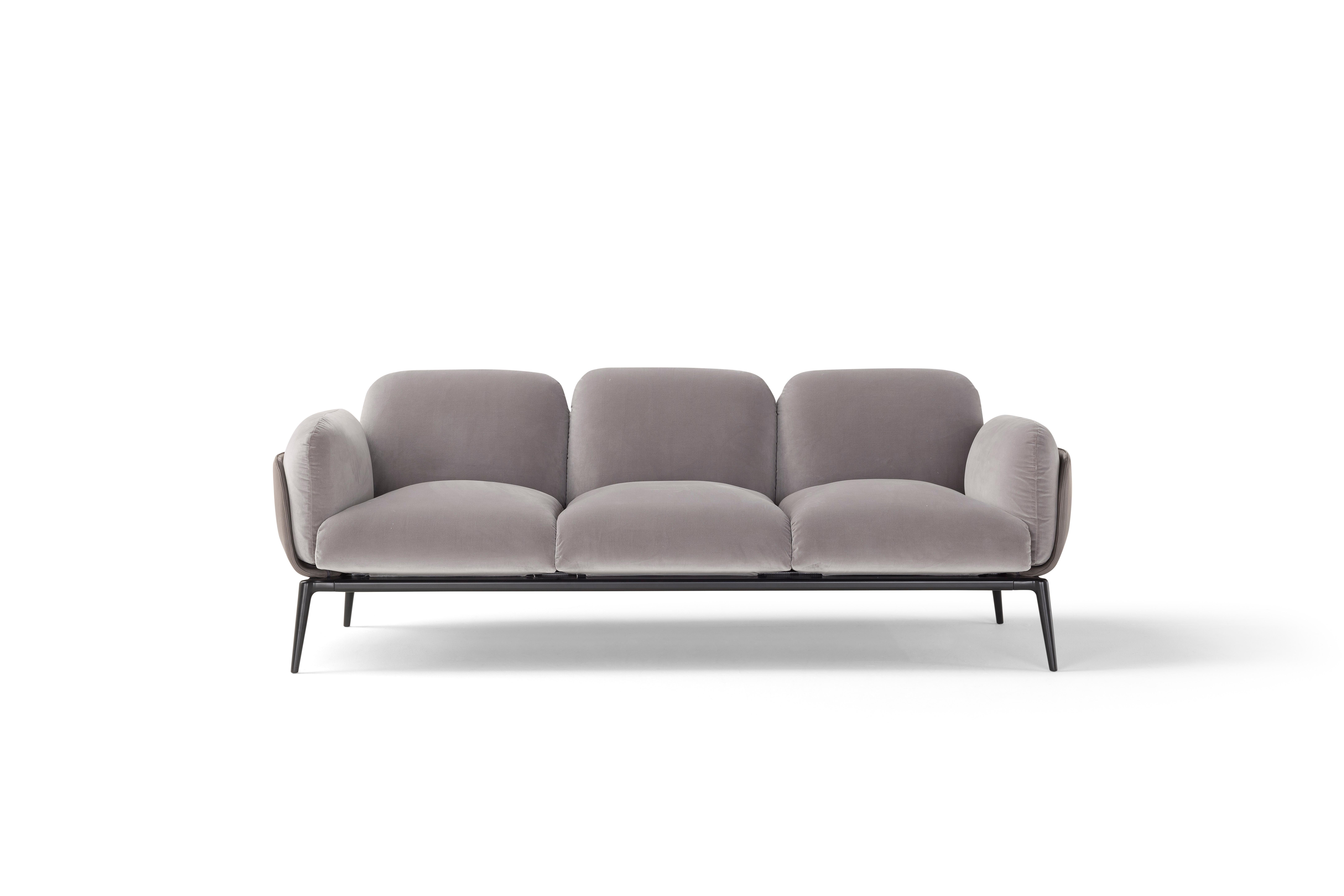 Divano Brooklyn in Fabrice a 3 posti di Amura Lab
Dimensioni: L 223 x P 95 x H 80 cm
Materiali: STRUTTURA: poliuretano espanso stampato con supporto in metallo, rivestito in cuoio, pelle o tessuto SOSPENSIONI: cinghie in gomma e polipropilene.