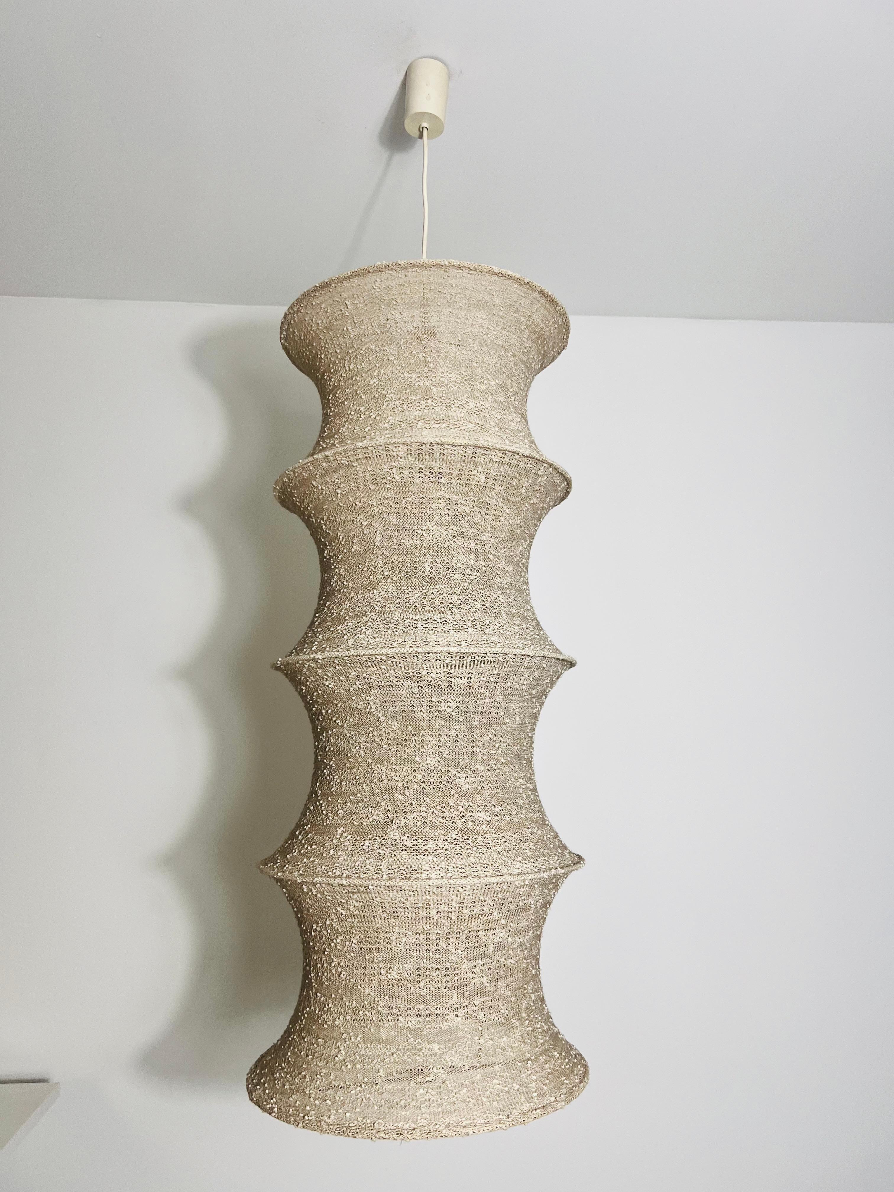 Diese Vintage-Deckenleuchte aus Stoff von Leola aus den 1970er Jahren ist ein beeindruckendes Beispiel für italienisches Design aus der Mitte des Jahrhunderts. Die Leuchte besteht aus einem weichen, strukturierten Stoff, der sowohl oben als auch