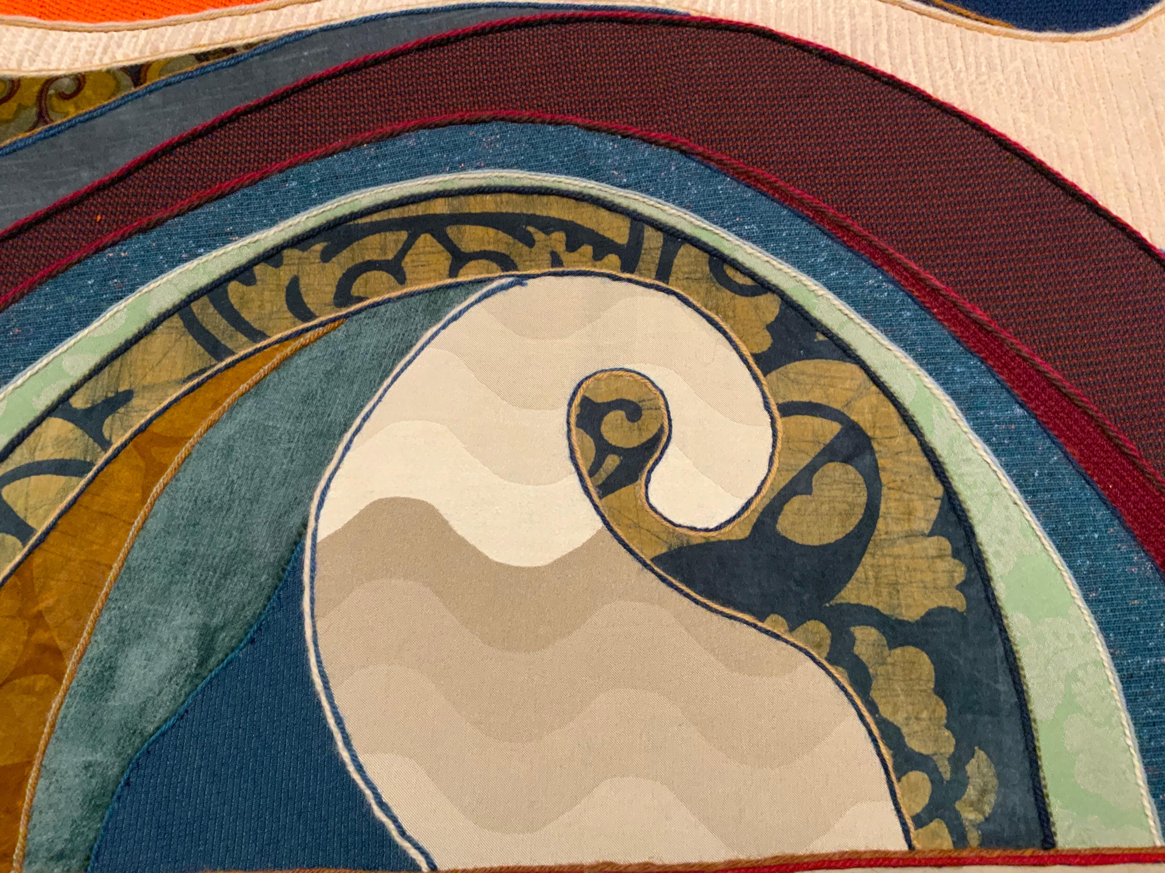 Von Helen Webber (Amerikanerin, 1928-2019) entworfener und handgefertigter Wandteppich aus einer Stoffcollage. Der Künstler verwendet eine Collagetechnik, bei der er eine Reihe von Designer-Polsterstoffen wie Samt, Brokat, Kammgarn, Jacquard,