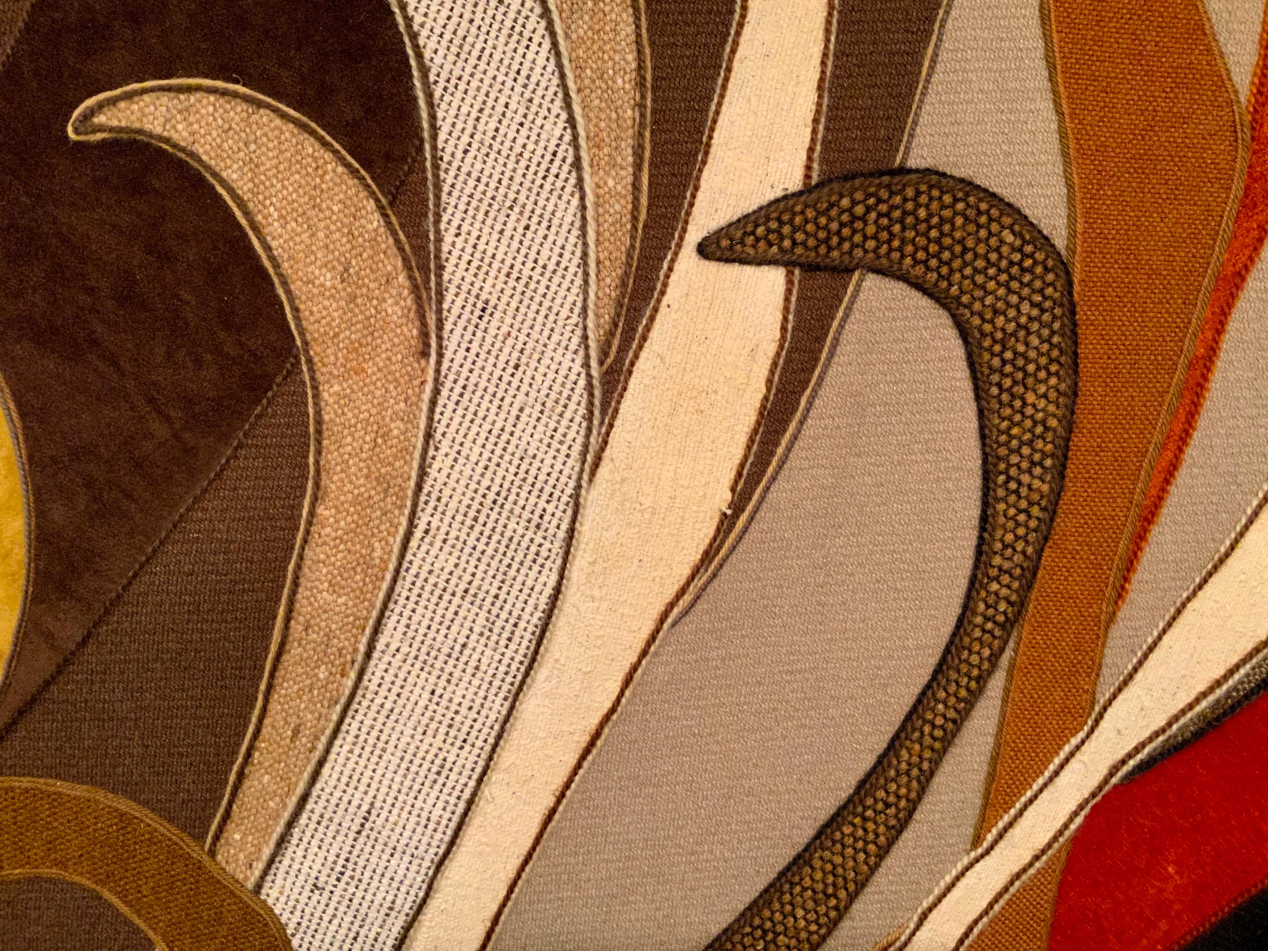 Von Helen Webber (Amerikanerin, 1928-2019) entworfener und handgefertigter Wandteppich in Form einer Stoffcollage. Der Künstler verwendet eine Collagetechnik, bei der er eine Reihe von Designer-Polsterstoffen wie Samt, Brokat, Kammgarn, Jacquard,