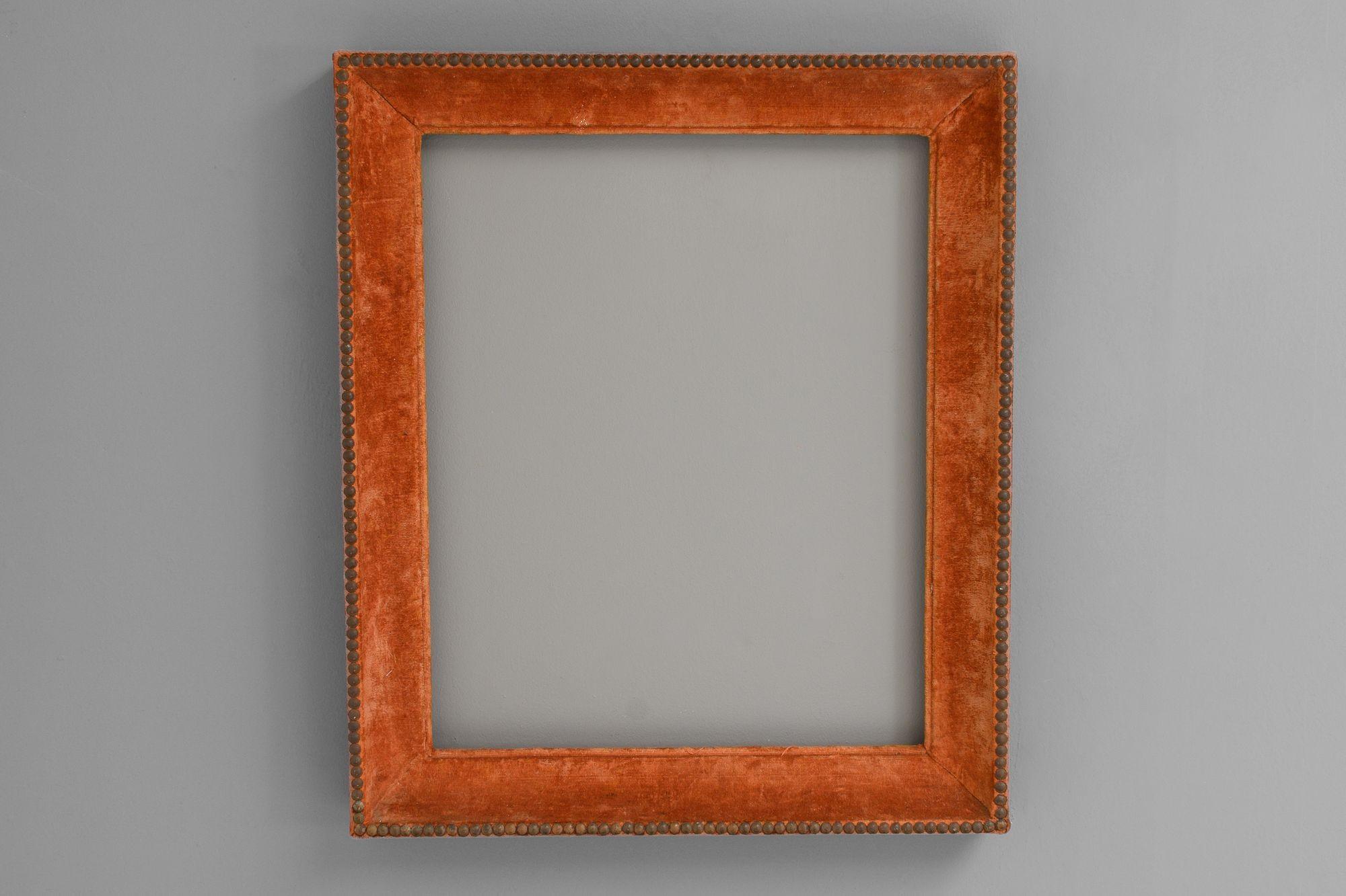 Gran marco de roble forrado de terciopelo naranja quemado original y tachuelas de latón.
REINO UNIDO 1900.
Alto 74 cm x Ancho 63 cm x Fondo 9 cm