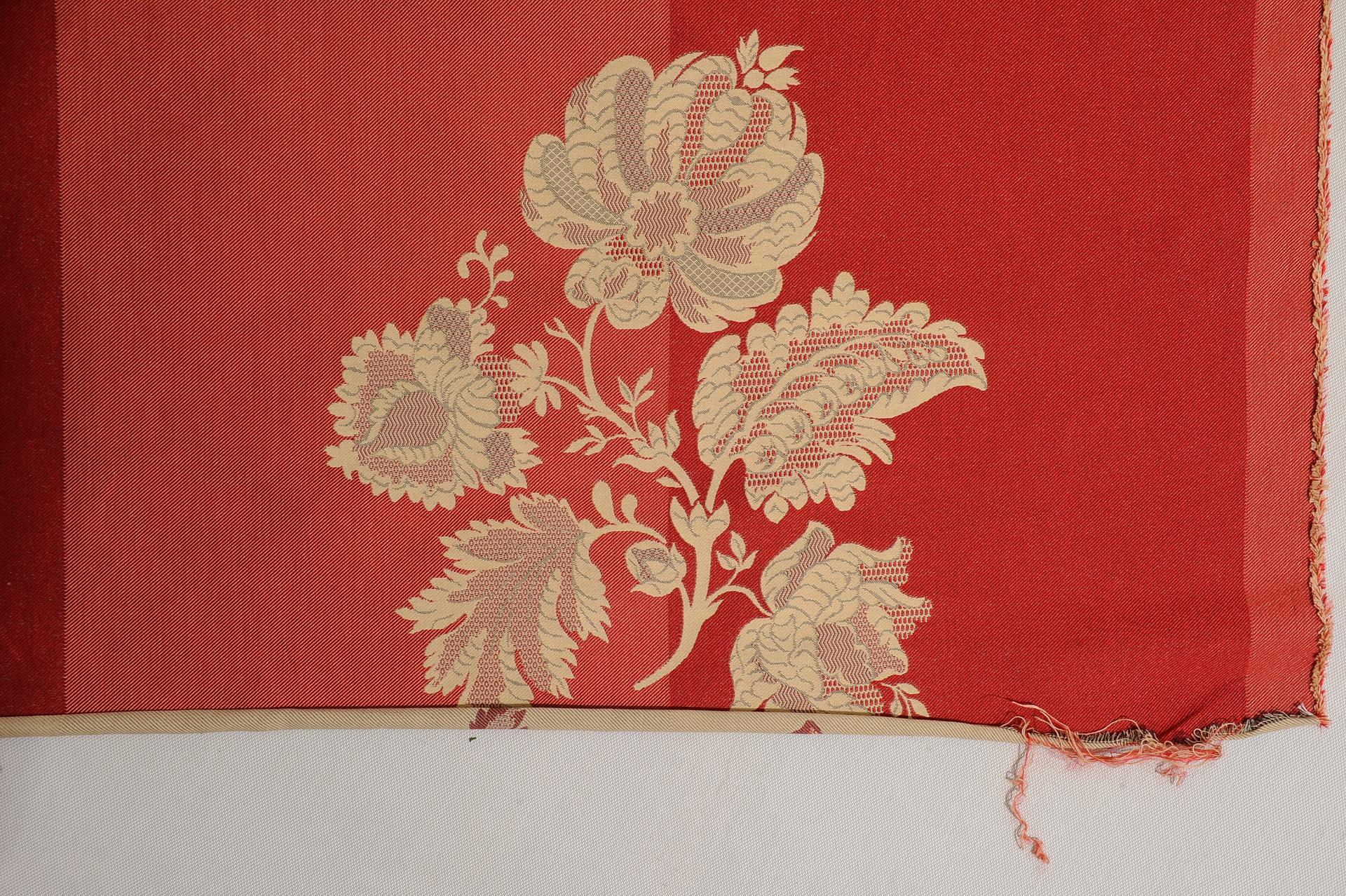 Machine-Made Textile Fabric Cut Mulberry Lace Damask: Make an OFFER For Sale