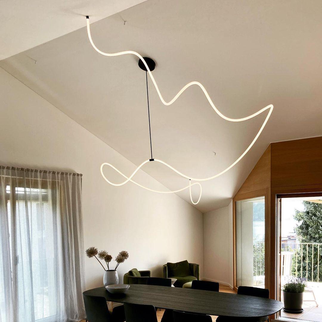 Lampada flessibile in tessuto di Morghen Studio
Materiali: Tessuto, luce flessibile
Dimensioni: lunghezza 5 m
Può essere ordinato e realizzato su misura in diverse lunghezze.

Tutte le nostre lampade possono essere cablate a seconda del Paese.
