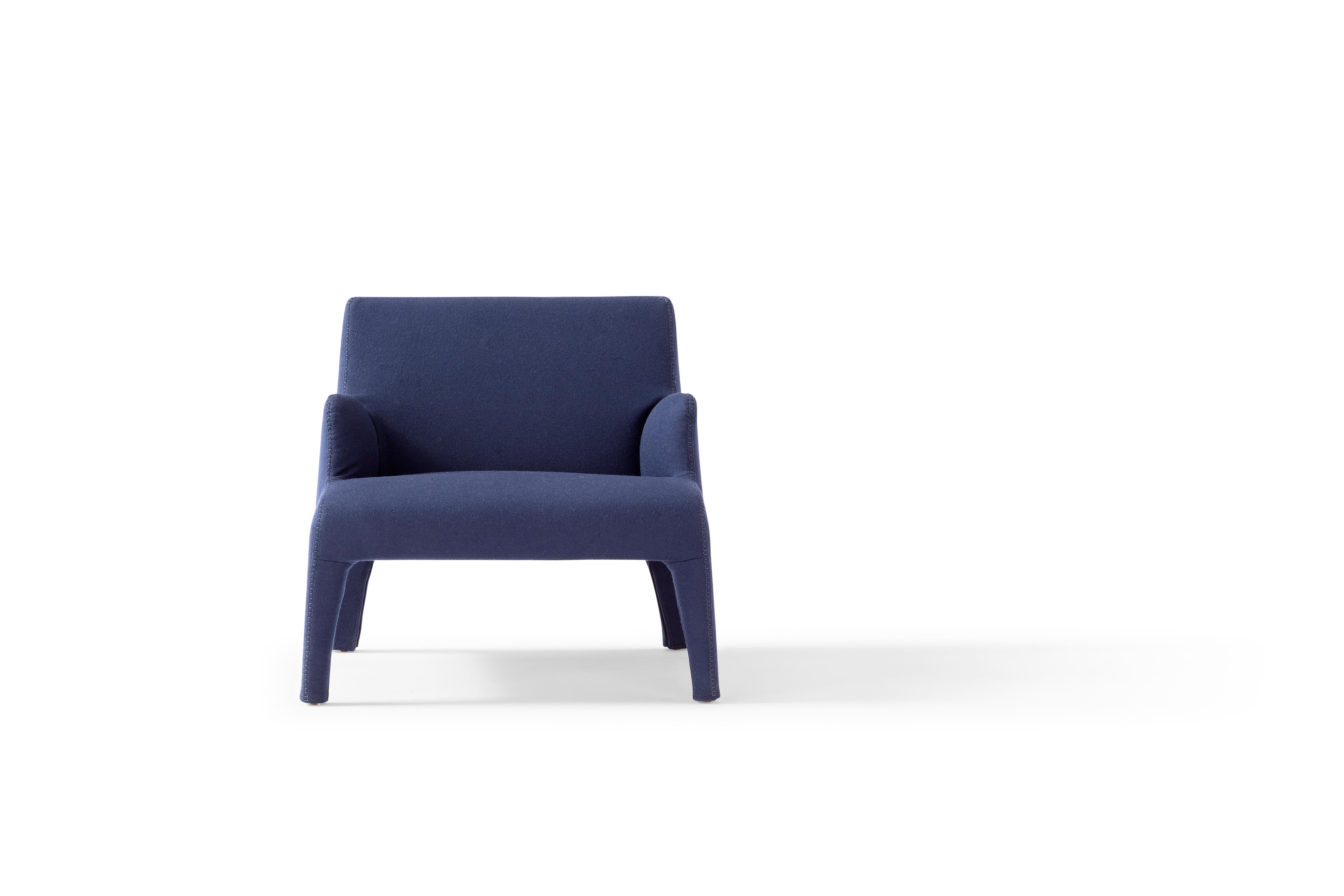 Sillón de tela Frida by Amura Lab
Dimensiones: An 75 x Pr 85 x Al 73 cm
Materiales: MARCO: madera maciza y multipliegues con viga metálica. SUSPENSIÓN: correas elásticas de caucho y polipropileno. ASIENTO Y RESPALDO: espuma de poliuretano, densidad
