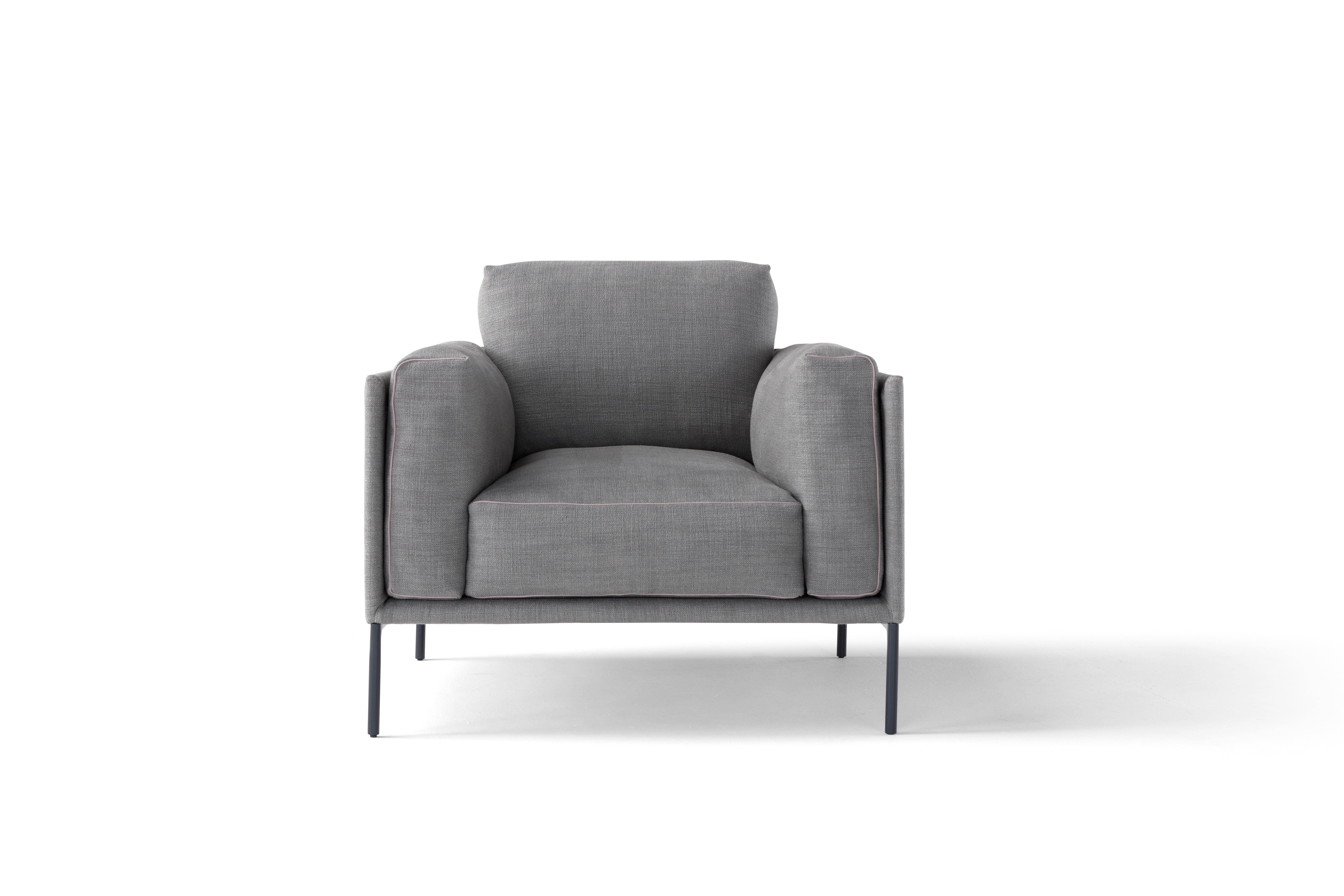 Fauteuil Giorgio par Amura Lab
Dimensions : L 90 x D 87 x H 74 cm
Matériaux : STRUCTURE : métal avec panneaux en bois Coussin de siège : mousse de polyuréthane, densité 50kg/m³ + mousse à mémoire de forme SUSPENSIONS : courroies en caoutchouc et
