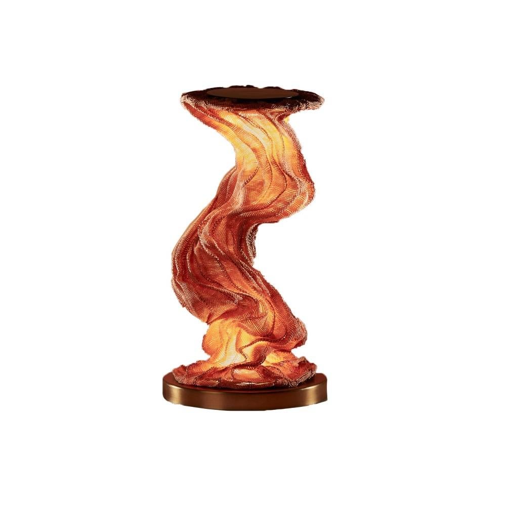 La lampe de table Jellyfish est le fruit d'une collaboration entre le designer industriel Chen Taoz et l'artisane tisseuse Ziva Epstein, réunissant une large palette artistique en matière de design et d'artisanat. Ressemblant à une méduse flottant