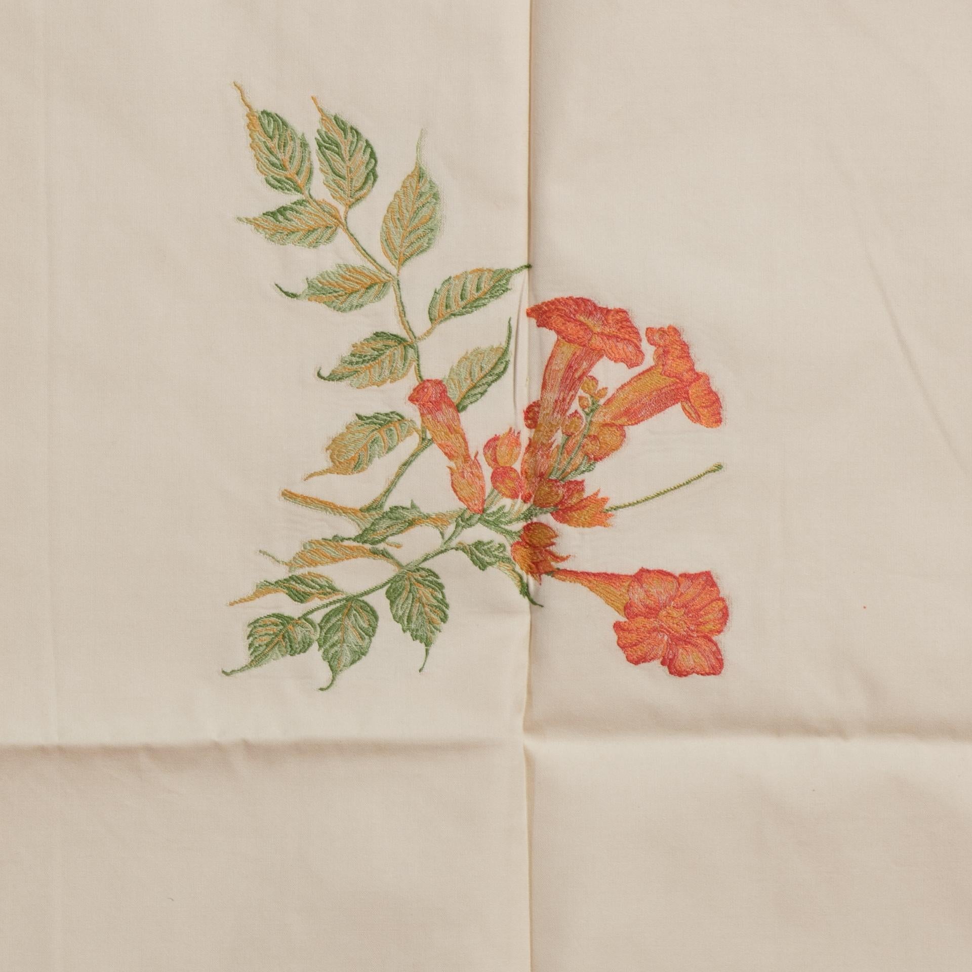 Altro Lampade in tessuto con fiori a campana con un'IDEA in vendita