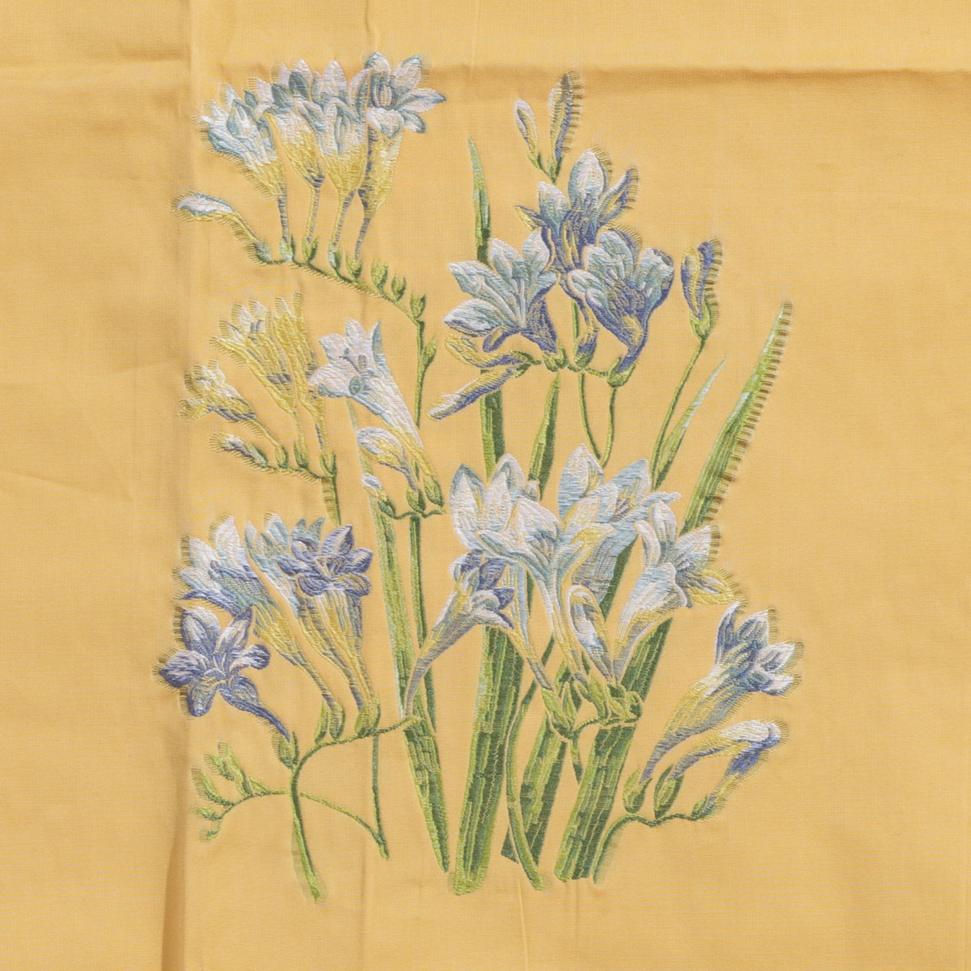 Bellissimo tessuto lampasso con fresie blu,  realizzato in 60% cotone e 40% viscosa da Avigdor.
Per testiera, poltrona e cuscini.
IDEA: con gli altri pezzi (pubblicati) puoi rivestire un divano: con fiori diversi, ma con lo stesso tessuto.