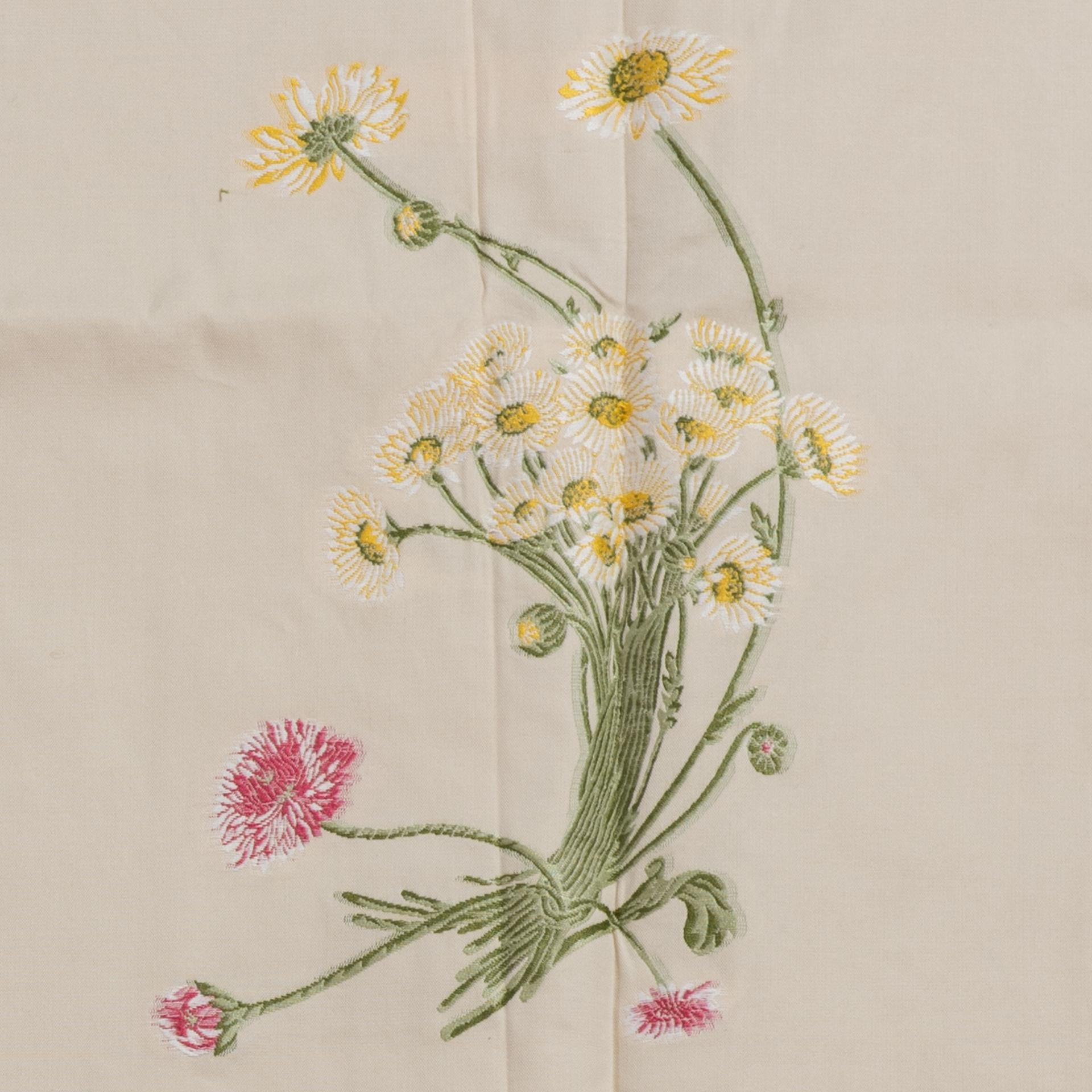 Beautiful precious lampass with daisies,  made by 45% cotton and 55% viscosa. Good for headboard.
IDEA: With the other pieces (published) you can cover a sofa: with different flowers, but with the same fabric.
