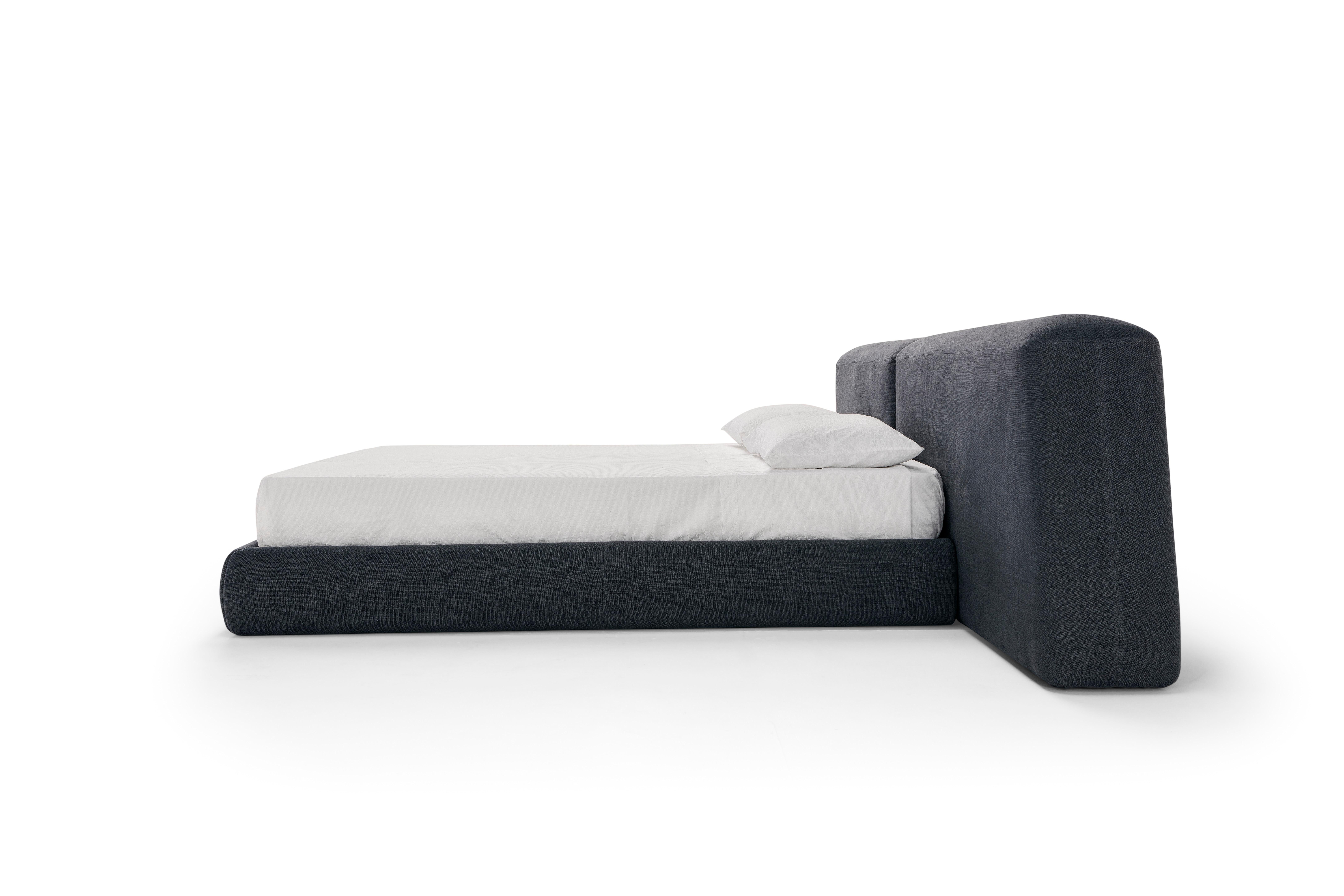 Fabric Lapis Bed by Amura Lab In New Condition For Sale In Geneve, CH
