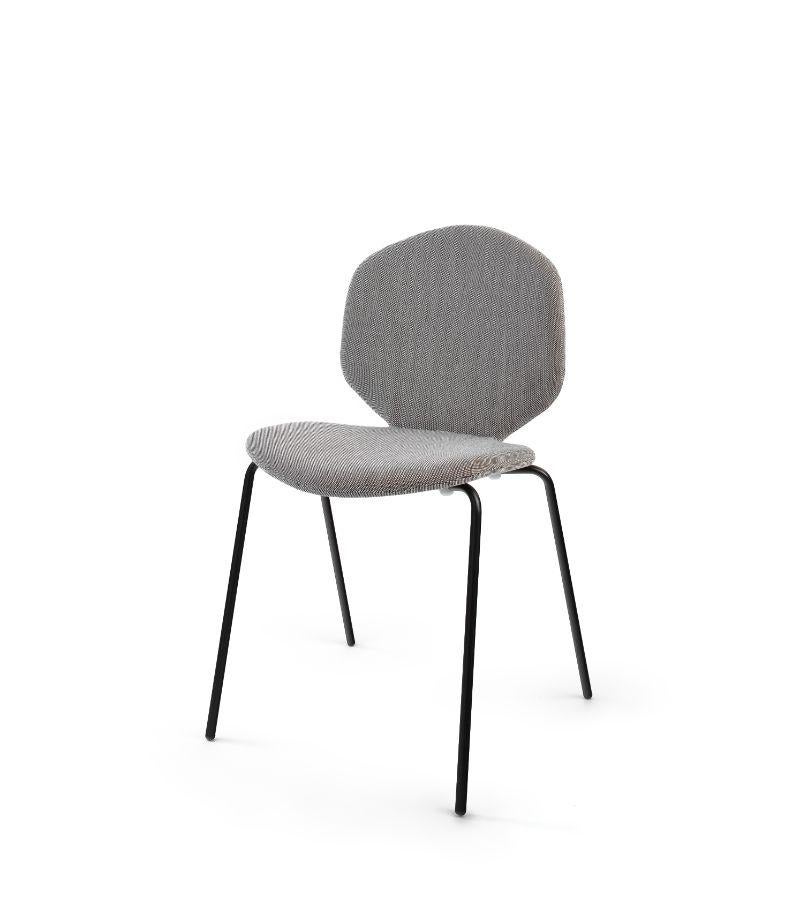 Chaise LouLou en tissu de Shin Azumi 
Matériaux : Base en métal laqué noir ou blanc ou chromé, assise et dossier en placage de chêne naturel ou teinté noir ou blanc. Assise et dossier rembourrés, recouverts de tissu sur mousse de