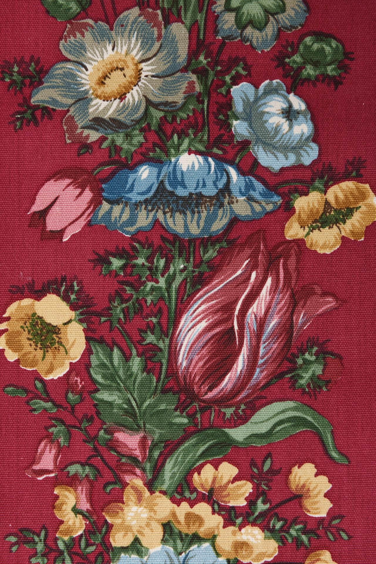 Bordo in tessuto ornamentale, da utilizzare come finitura per tende, copritavolo, ovunque tu voglia.
Mai usato.

rif. B/446.