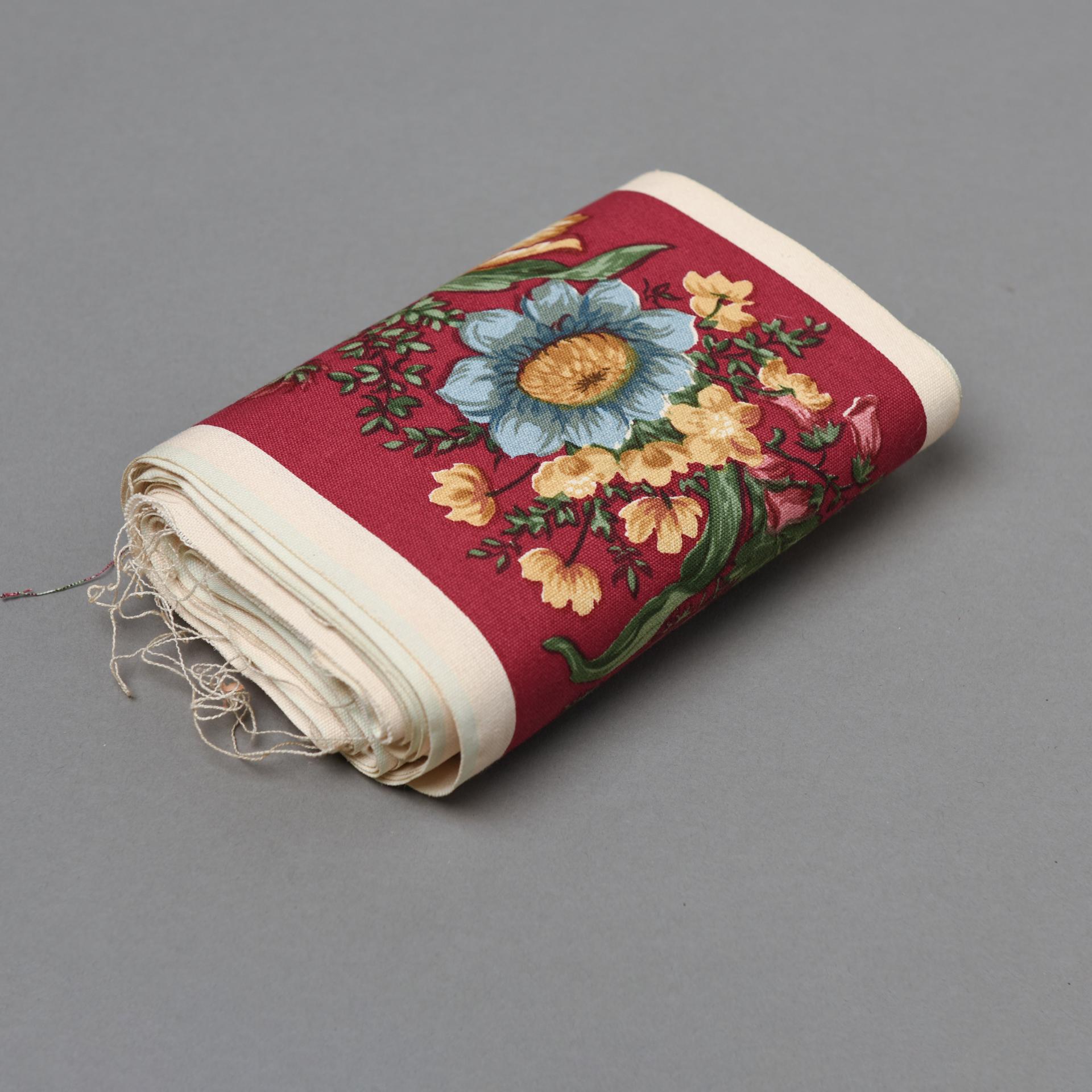 Italiano Fabric Ornamental Border with Flowers in vendita