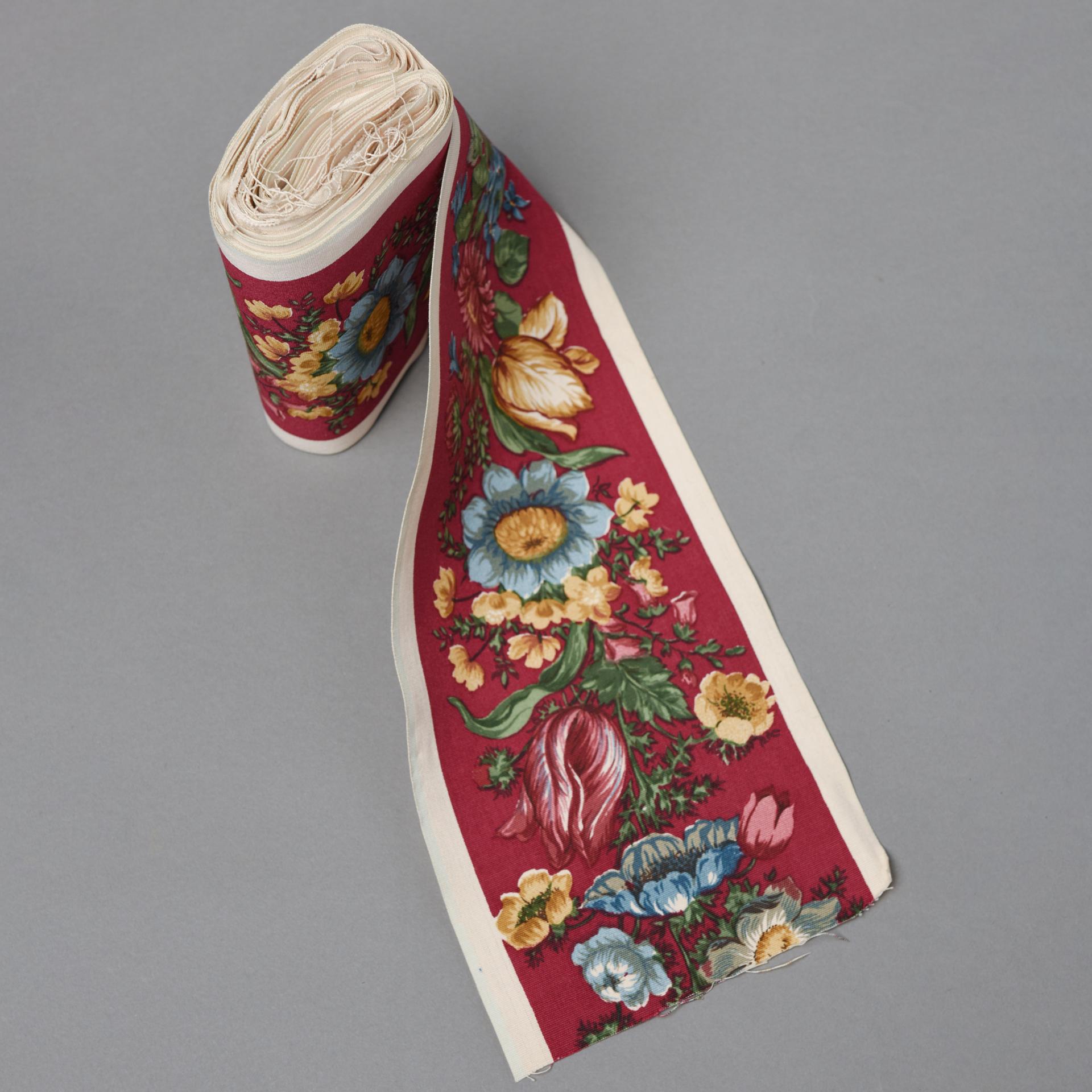 Fatto a macchina Fabric Ornamental Border with Flowers in vendita