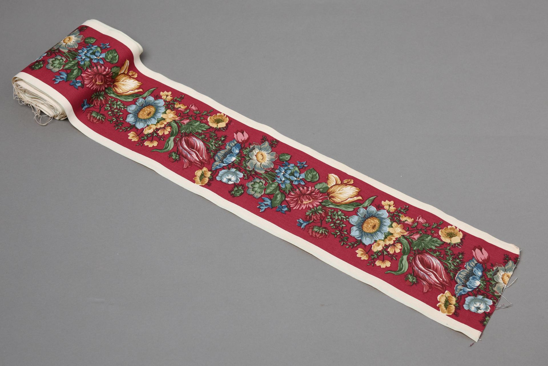 Fabric Ornamental Border with Flowers In condizioni ottime in vendita a Alessandria, Piemonte