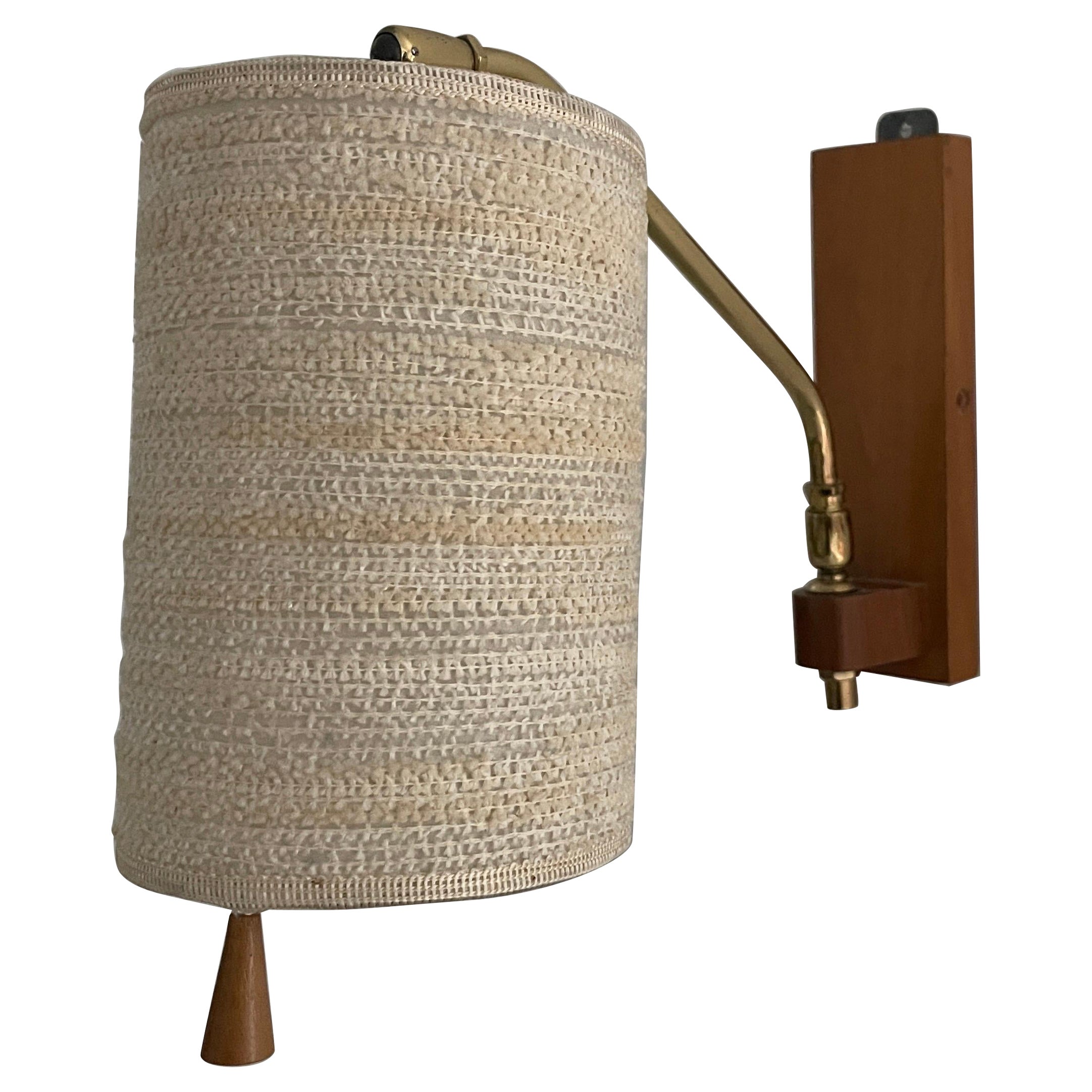 Lampada da parete in Fabrice e Wood con collo in ottone, anni '60, Germania in vendita