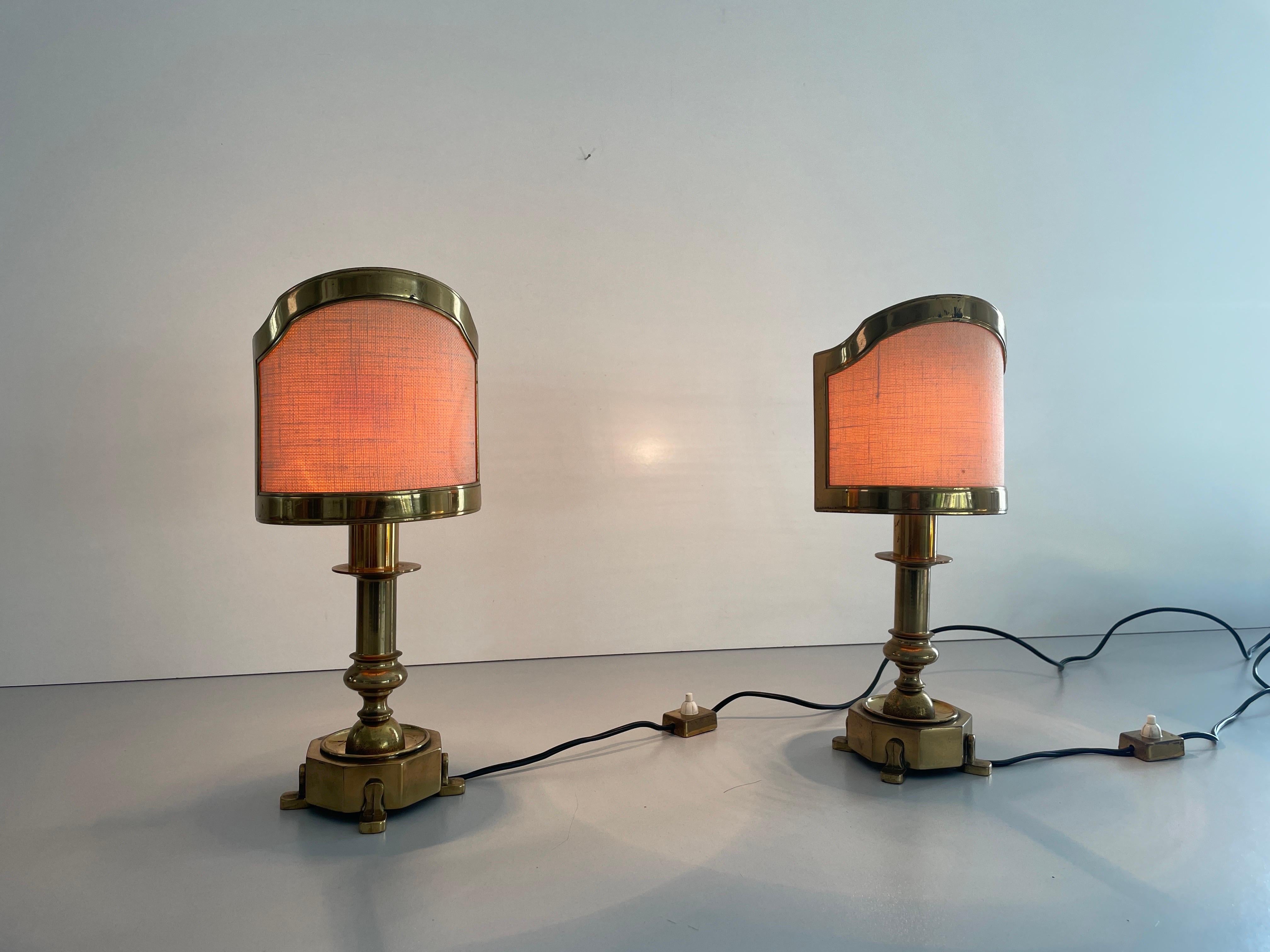 Coppia di lampade da tavolo in ottone massiccio con paralume in tessuto, anni '60, Italia in vendita 6