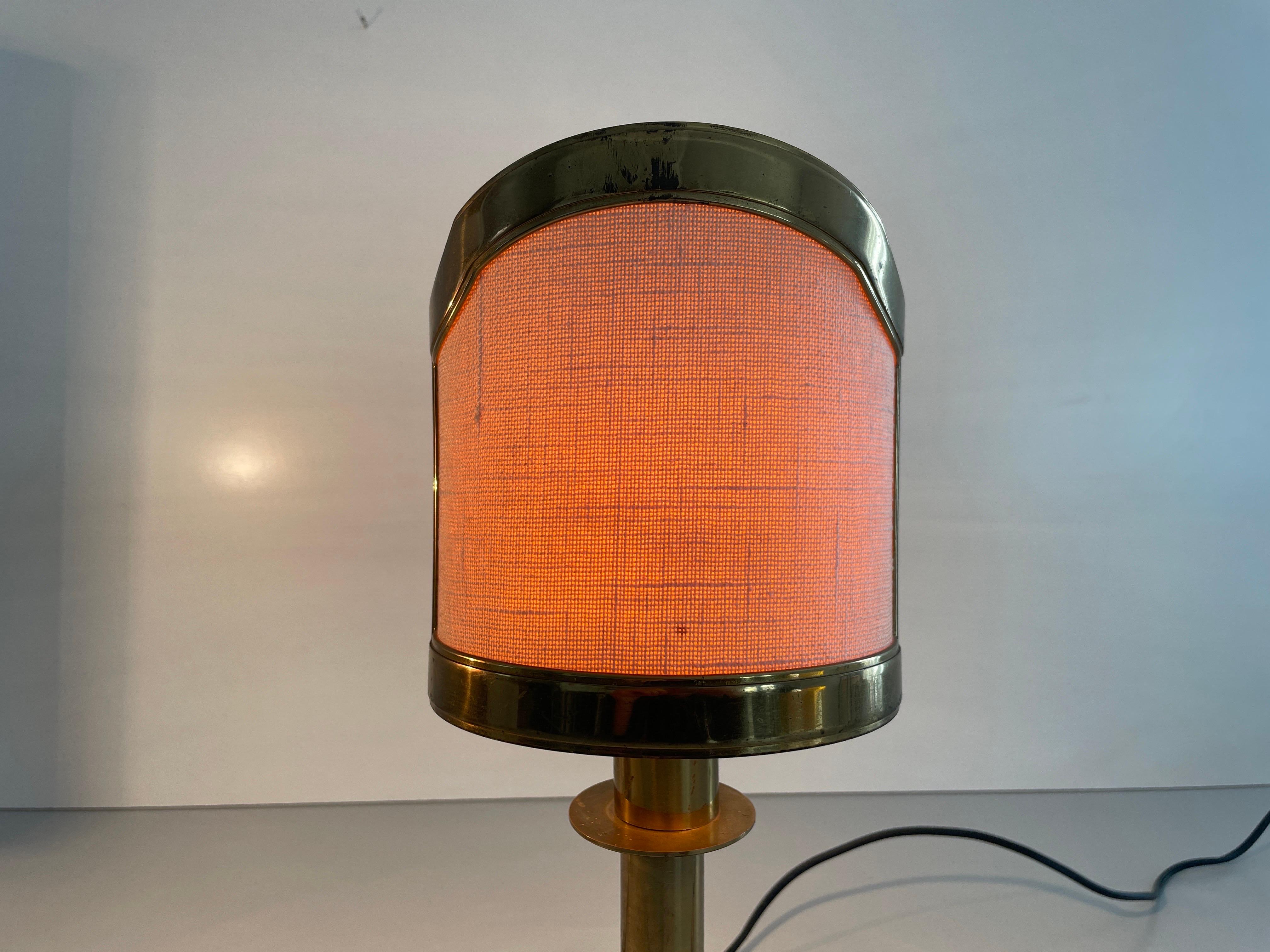 Coppia di lampade da tavolo in ottone massiccio con paralume in tessuto, anni '60, Italia in vendita 10