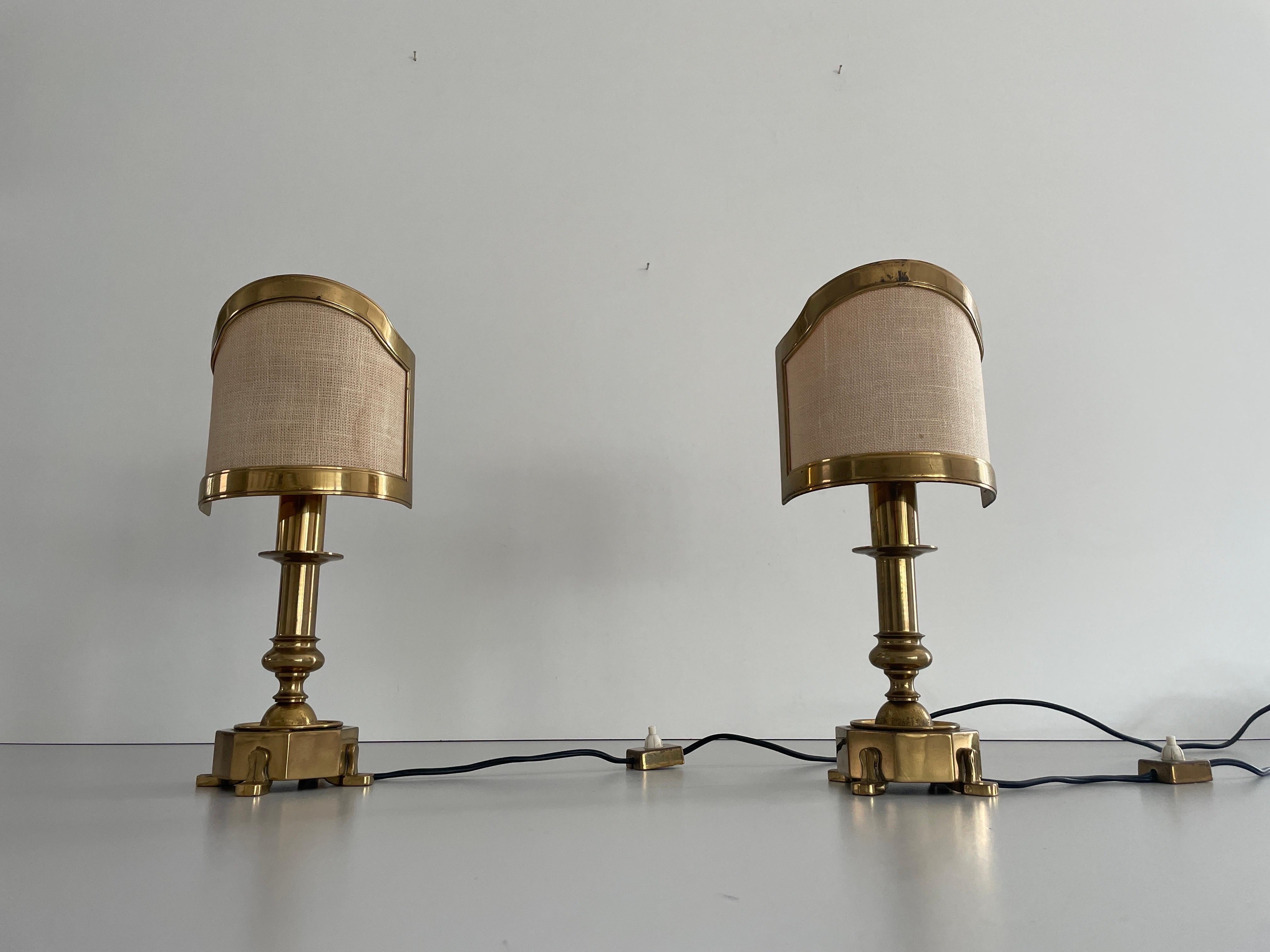 Coppia di lampade da tavolo in ottone massiccio con paralume in tessuto, anni '60, Italia

Lampa in ottime condizioni vintage.

Questa lampada funziona con lampadine E14 
Cablato e adatto all'uso con 220V e 110V per tutti i paesi.

Misure:
Altezza:
