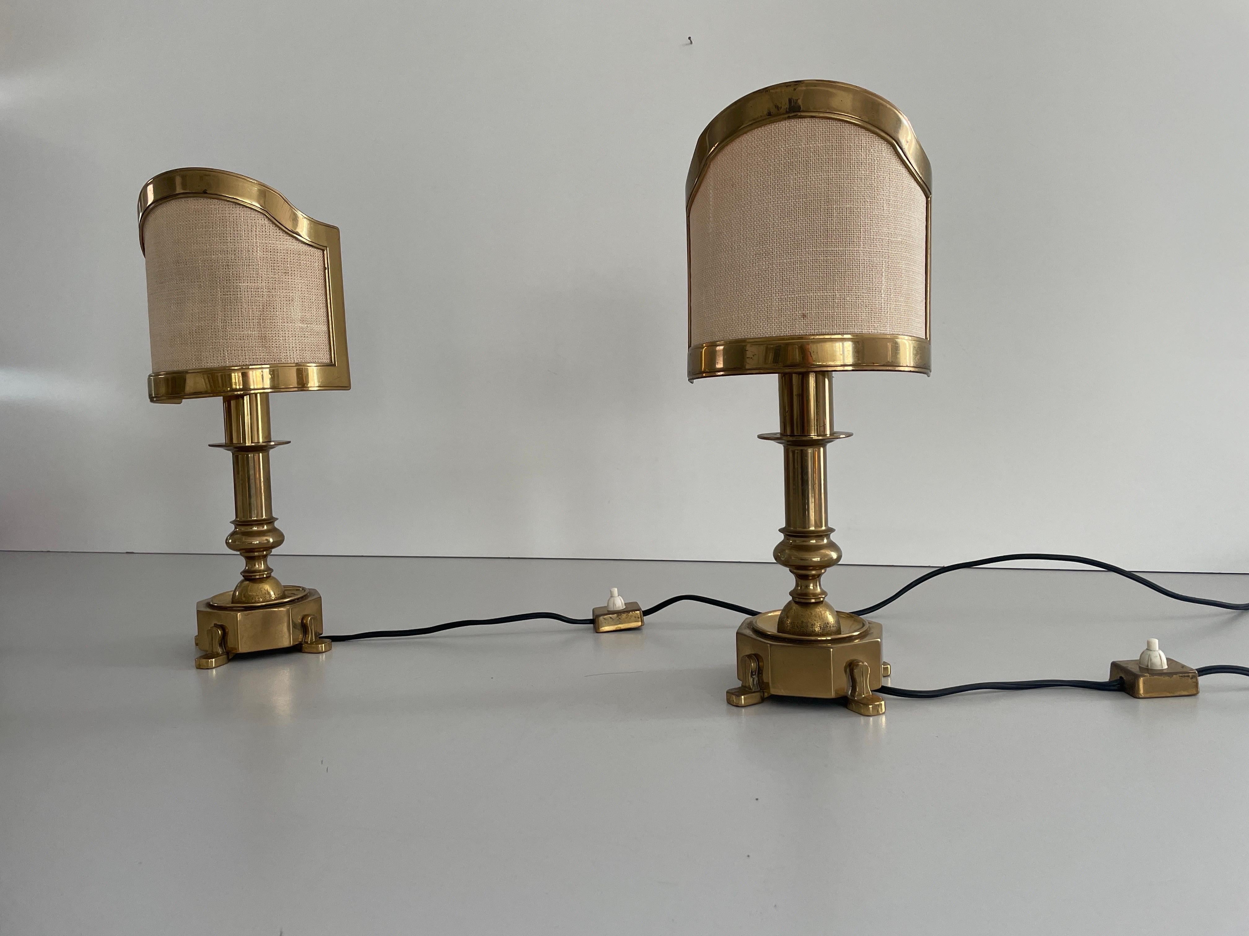 Mid-Century moderno Coppia di lampade da tavolo in ottone massiccio con paralume in tessuto, anni '60, Italia in vendita