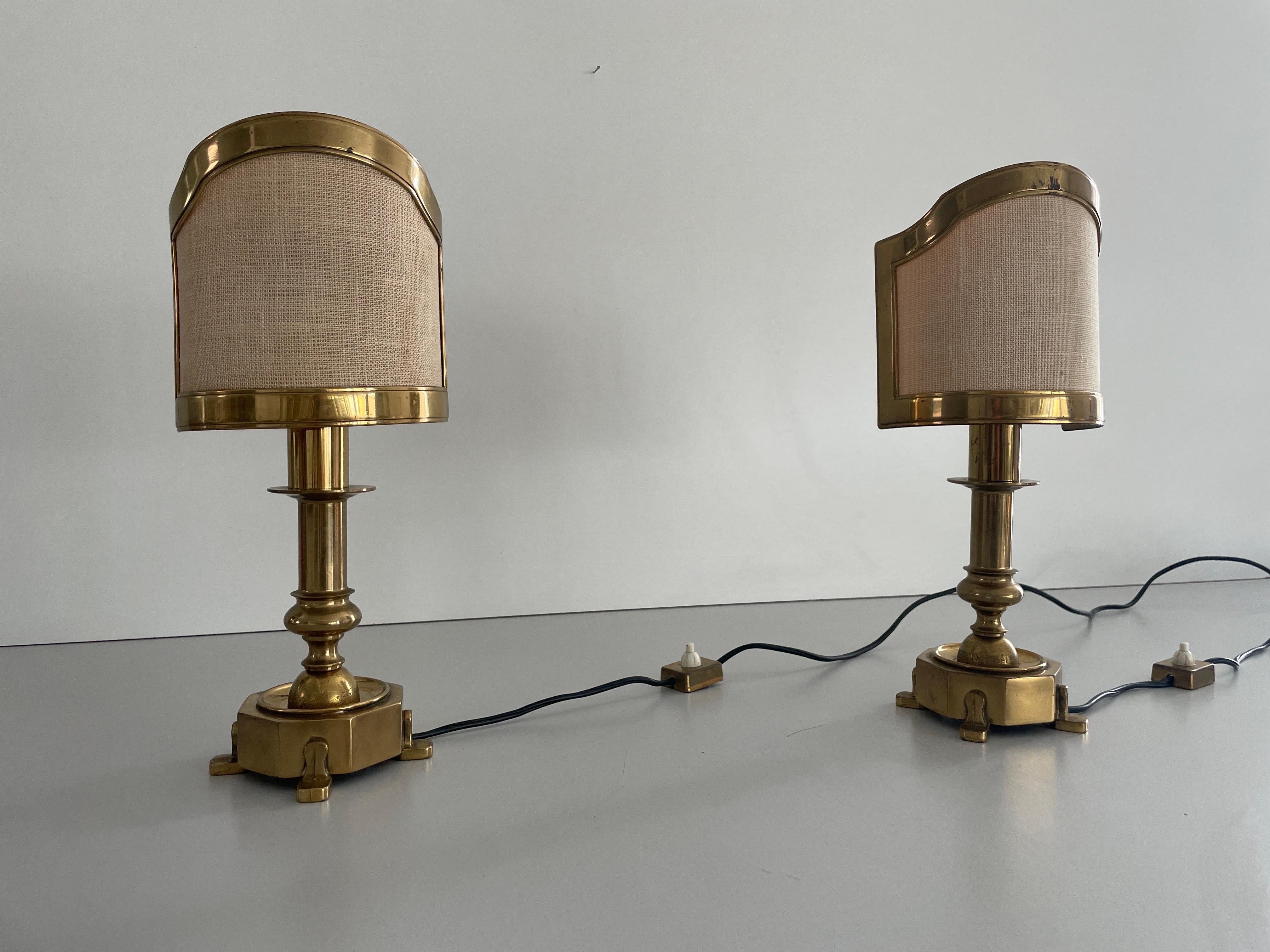 Italiano Coppia di lampade da tavolo in ottone massiccio con paralume in tessuto, anni '60, Italia in vendita