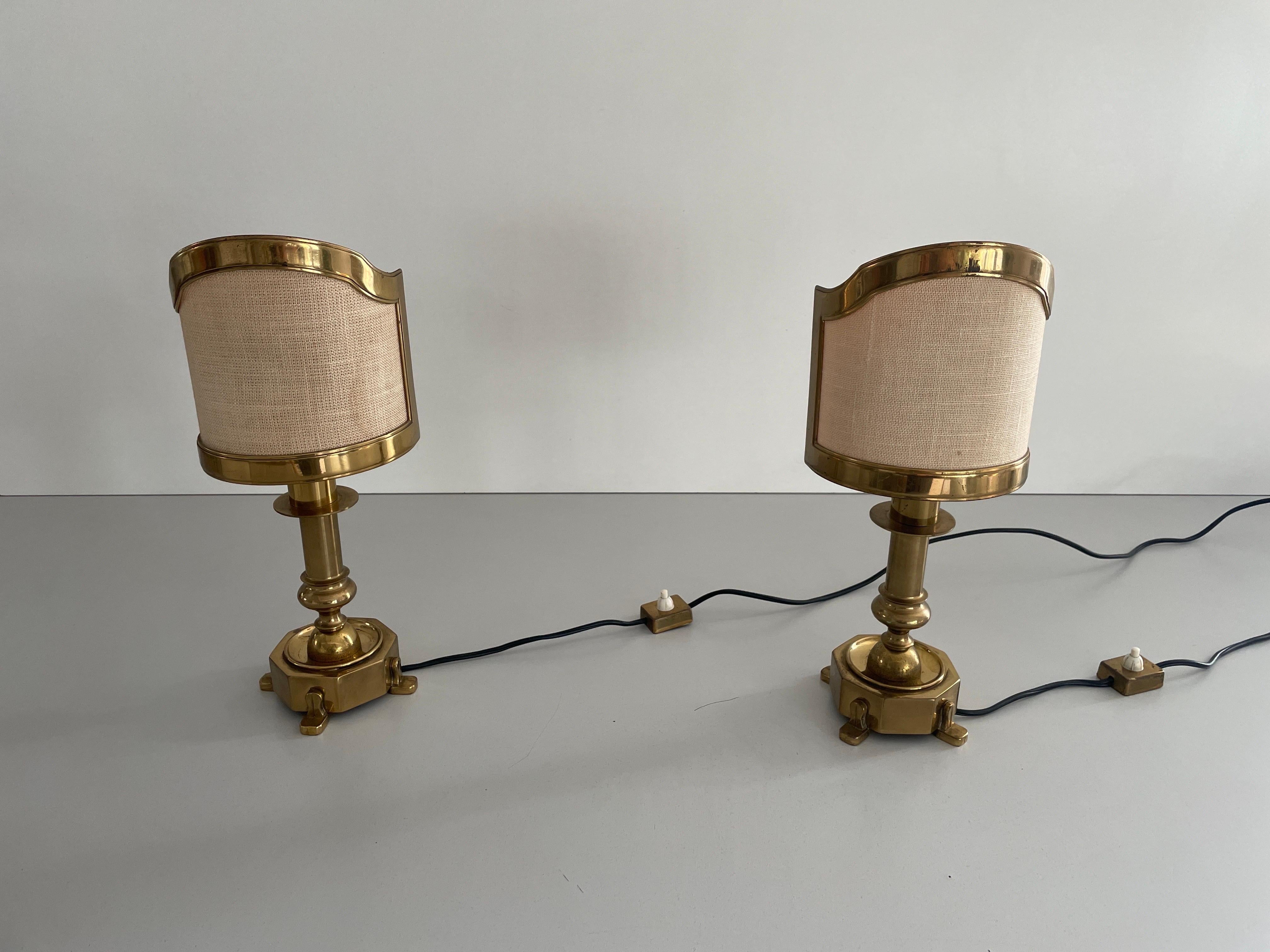 Coppia di lampade da tavolo in ottone massiccio con paralume in tessuto, anni '60, Italia In condizioni ottime in vendita a Hagenbach, DE