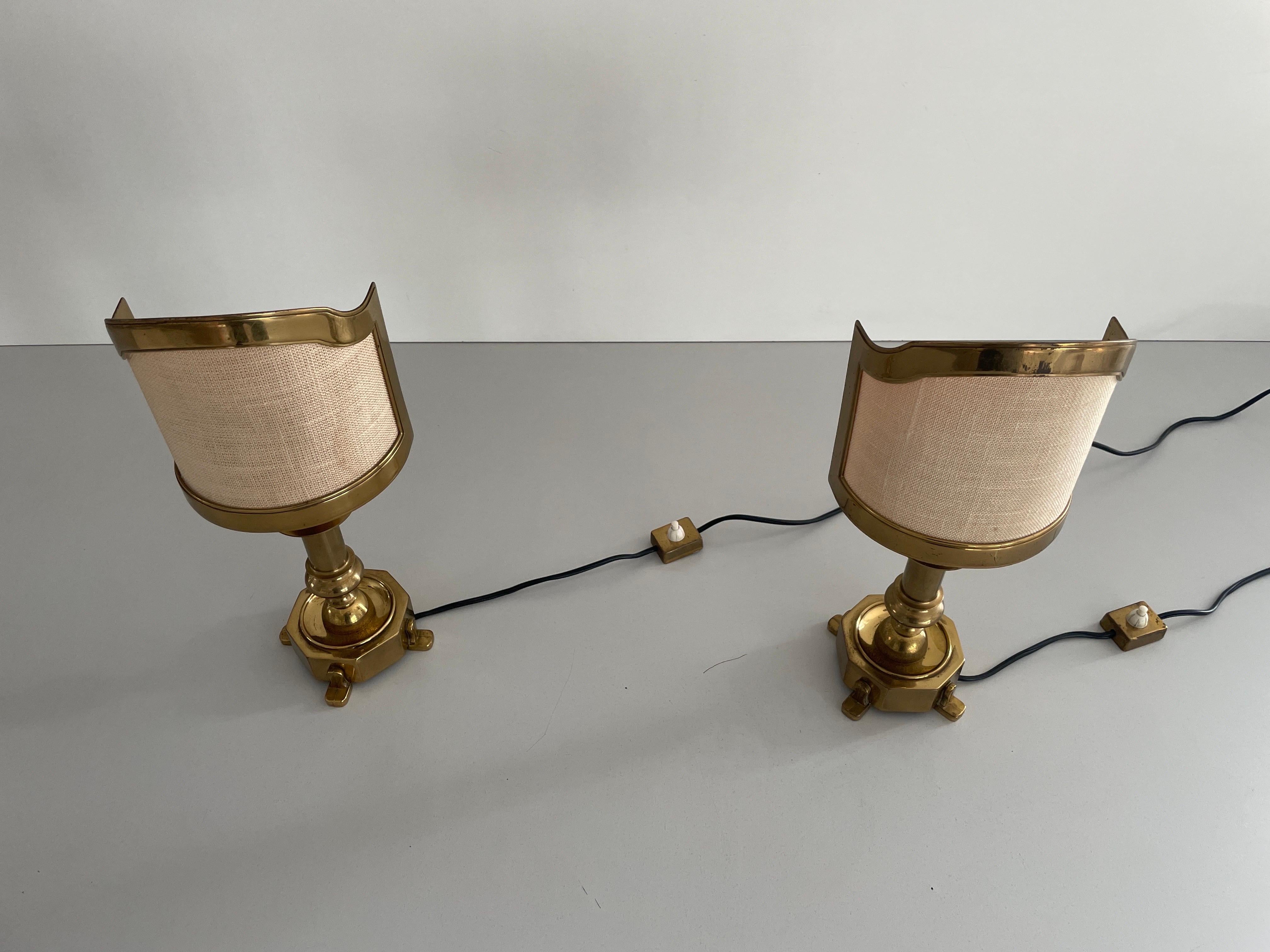 Metà XX secolo Coppia di lampade da tavolo in ottone massiccio con paralume in tessuto, anni '60, Italia in vendita
