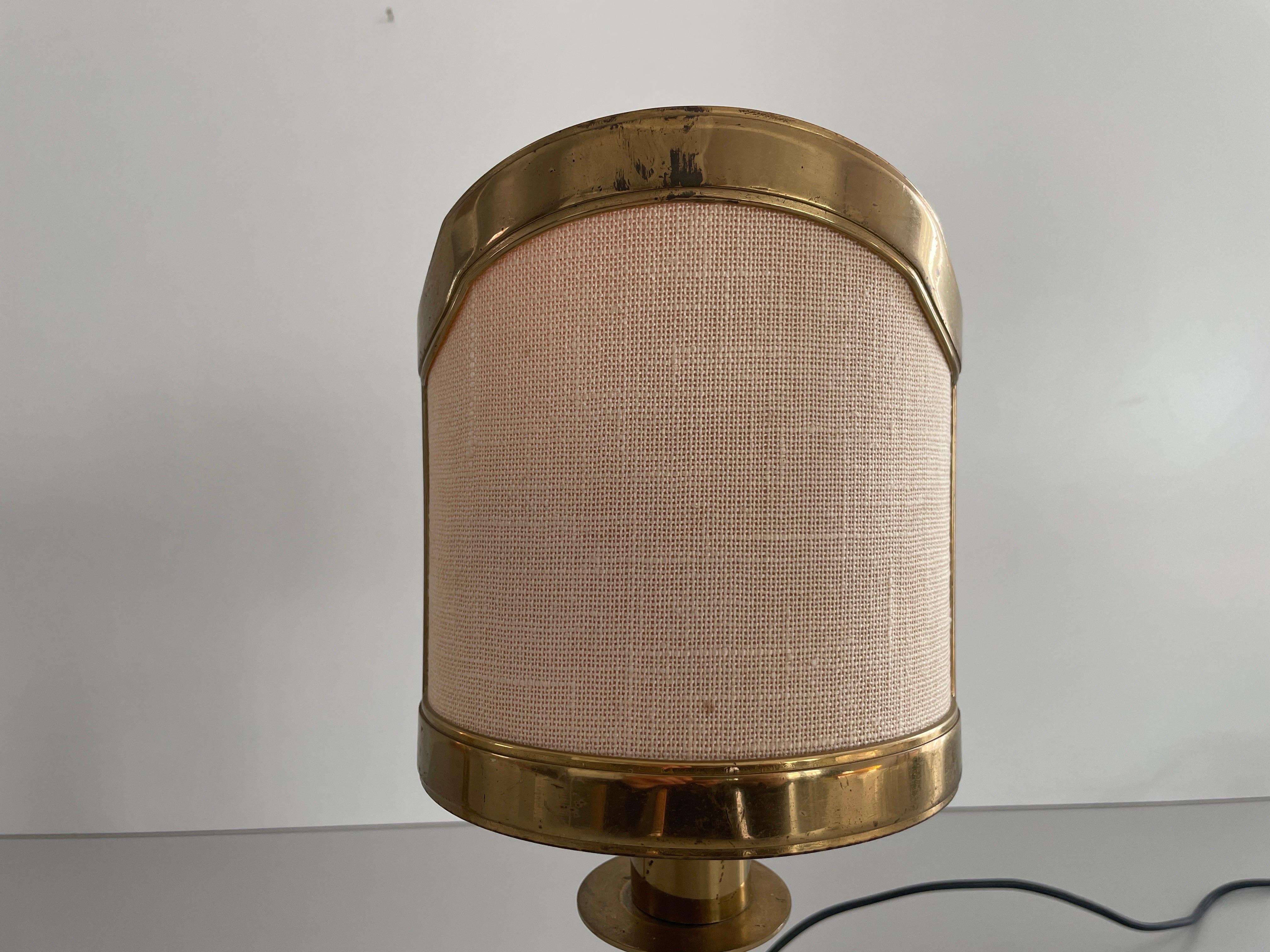 Ottone Coppia di lampade da tavolo in ottone massiccio con paralume in tessuto, anni '60, Italia in vendita