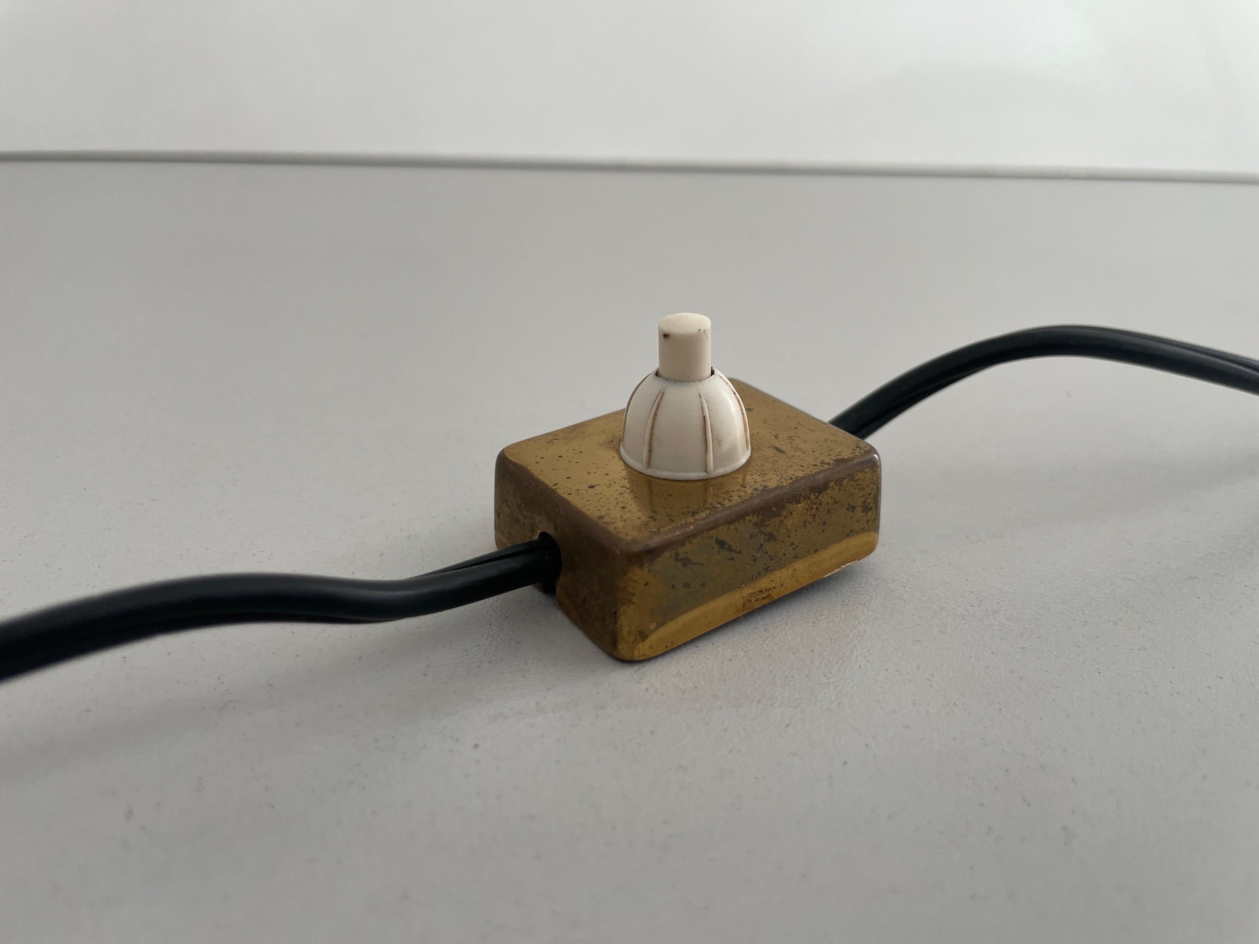 Coppia di lampade da tavolo in ottone massiccio con paralume in tessuto, anni '60, Italia in vendita 2