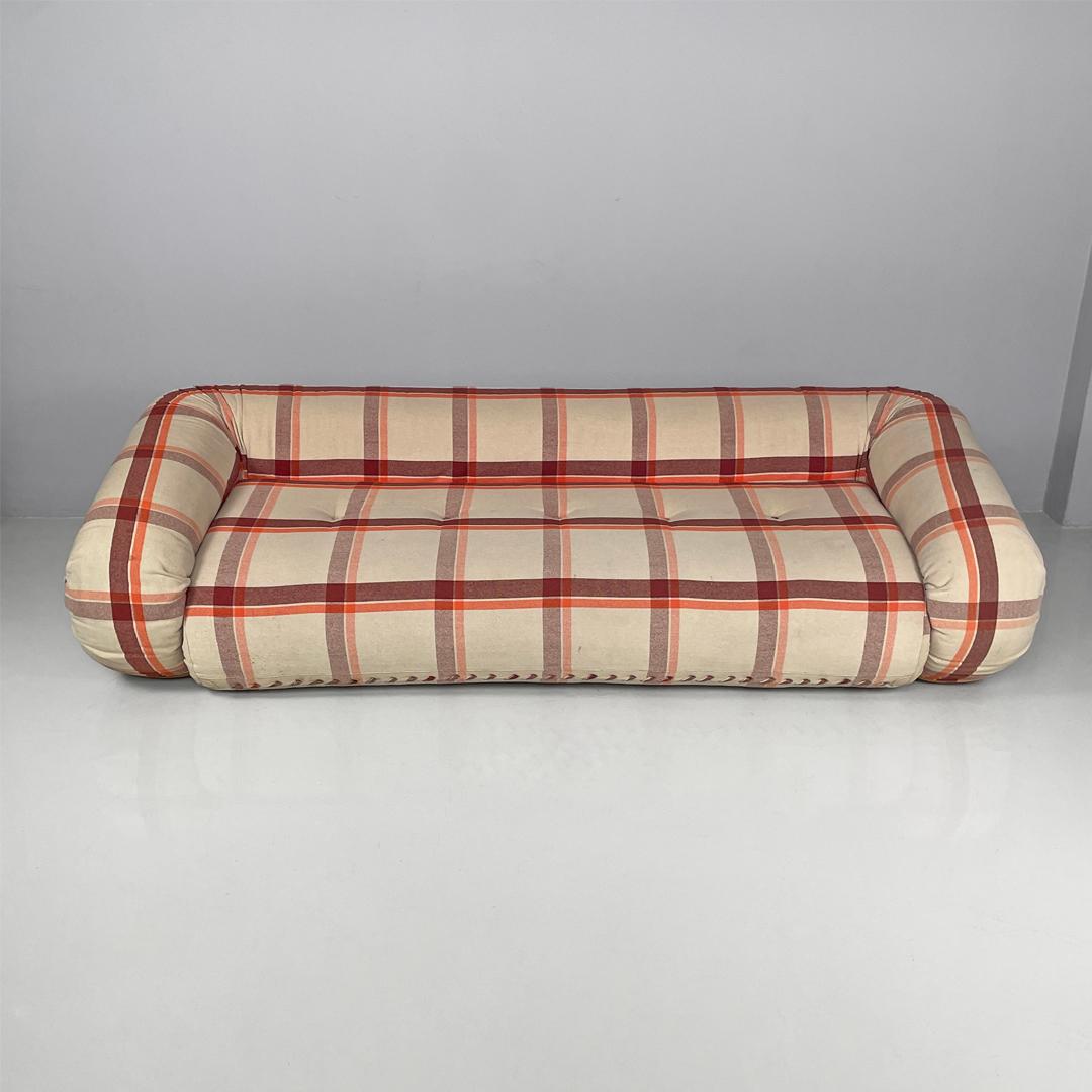 Canapé-lit en tissu Anfibio par Alessandro Becchi pour Giovannetti Collezioni, 1970
Canapé-lit  modèle Anfibio avec assise et dossier rembourrés en tissu. L'avant est orné de lacets décoratifs tressés. Les côtés et le dossier sont dotés de quatre