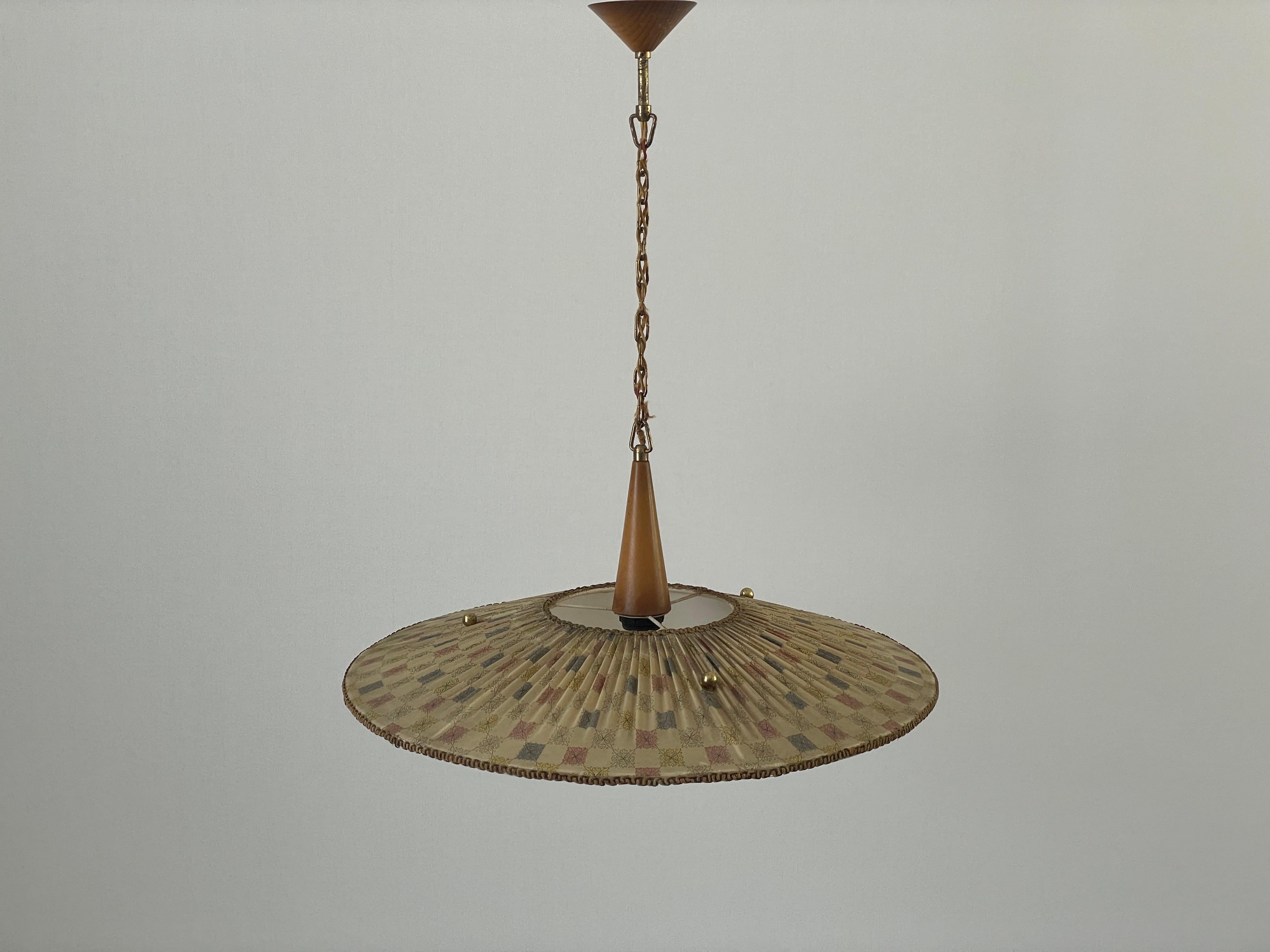 Grande lampe suspendue en tissu, Wood Wood Wood et laiton, années 1960, Italie

L'abat-jour est en très bon état vintage.

Cette lampe fonctionne avec des ampoules E27. 
Câblé et adapté à une utilisation avec 220V et 110V pour tous les