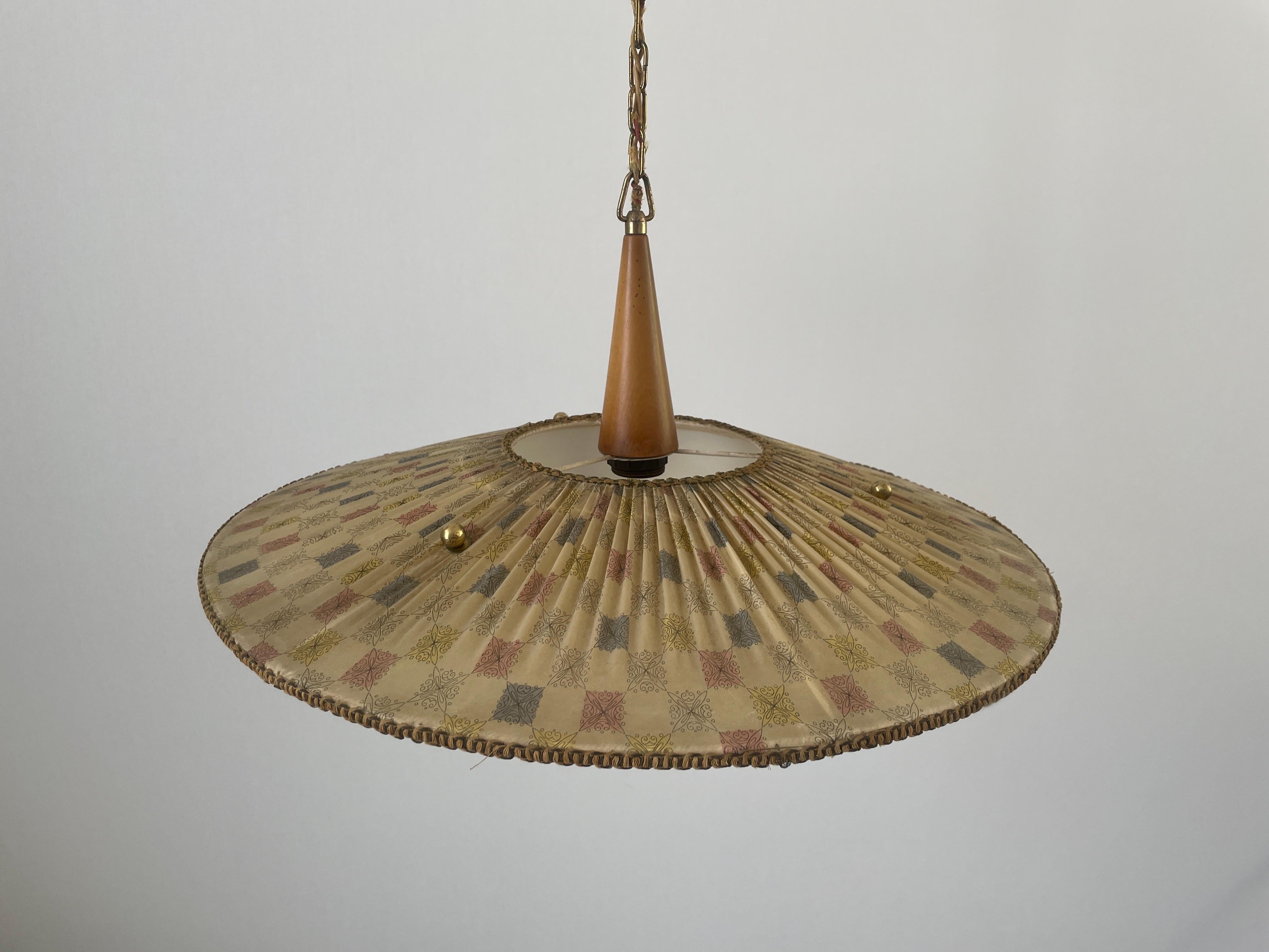 Milieu du XXe siècle Grande lampe suspendue en tissu, Wood Wood Wood et laiton, années 1960, Italie en vente