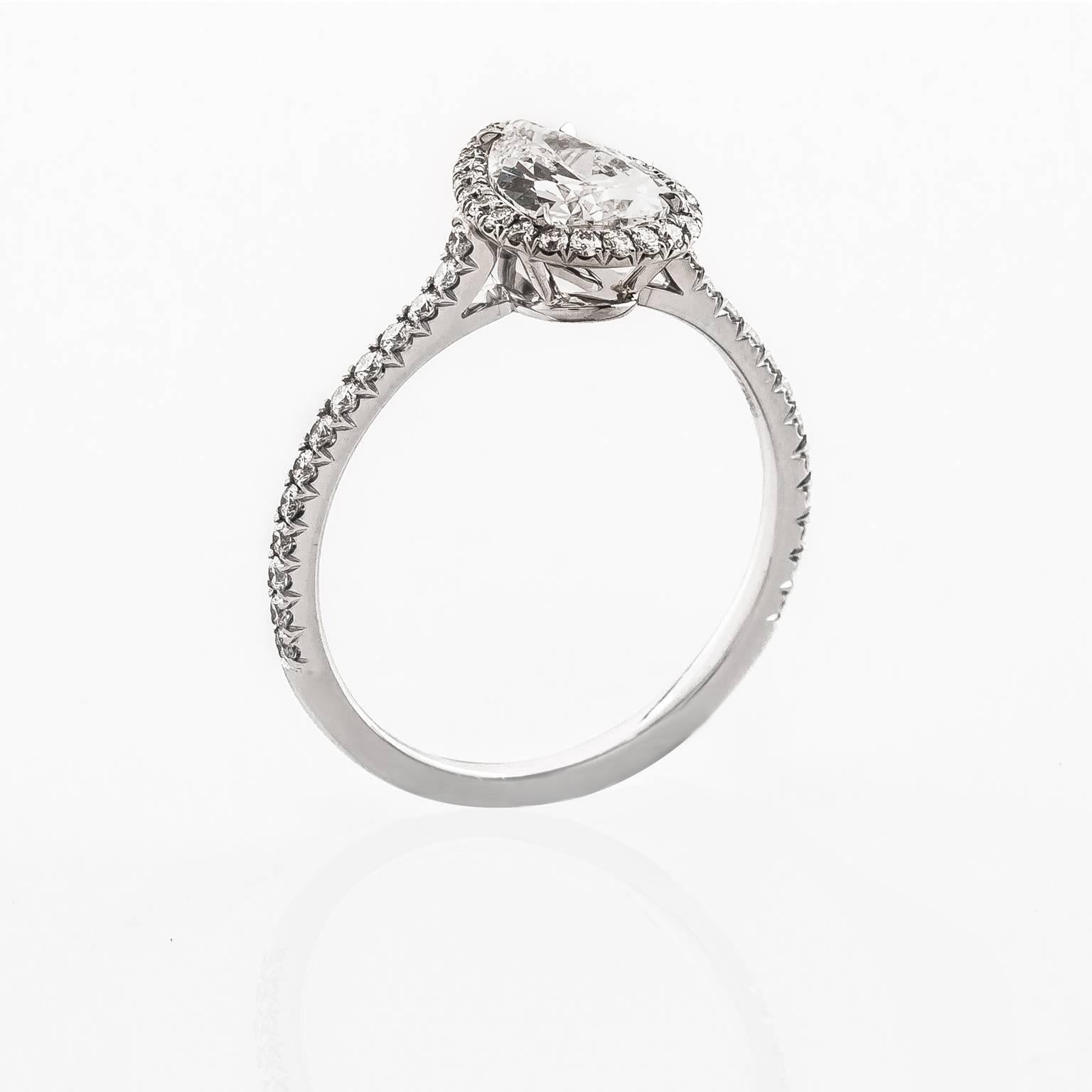 Contemporain Bague de fiançailles en platine fabriquée avec un diamant en forme de poire de 0,88 carat D-VS1 en vente