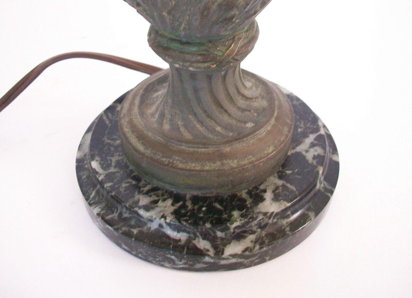 Lampe aus französischer Stofffabrication im Louis-XVI-Stil aus Zinn, um 1915 im Angebot 2