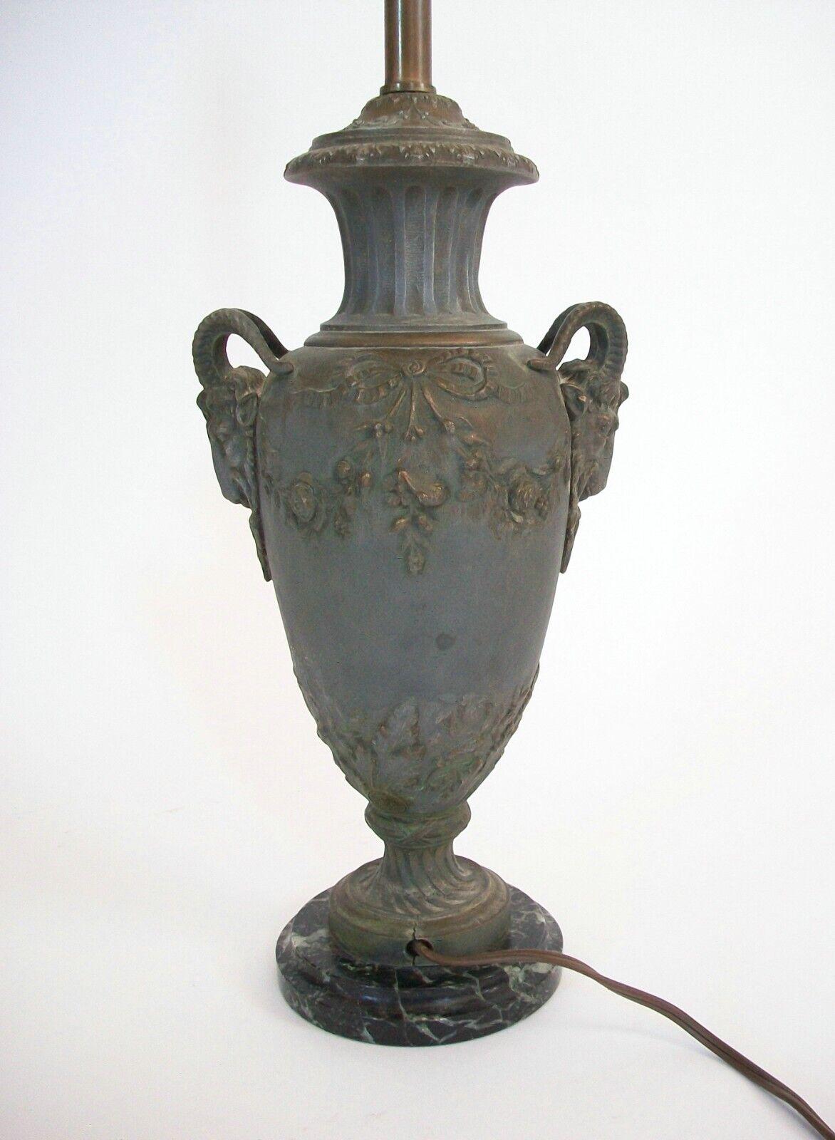 Lampe aus französischer Stofffabrication im Louis-XVI-Stil aus Zinn, um 1915 (Louis XVI.) im Angebot
