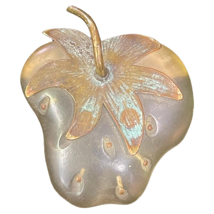 Broche fraise en lucite de Fabrice, années 1980