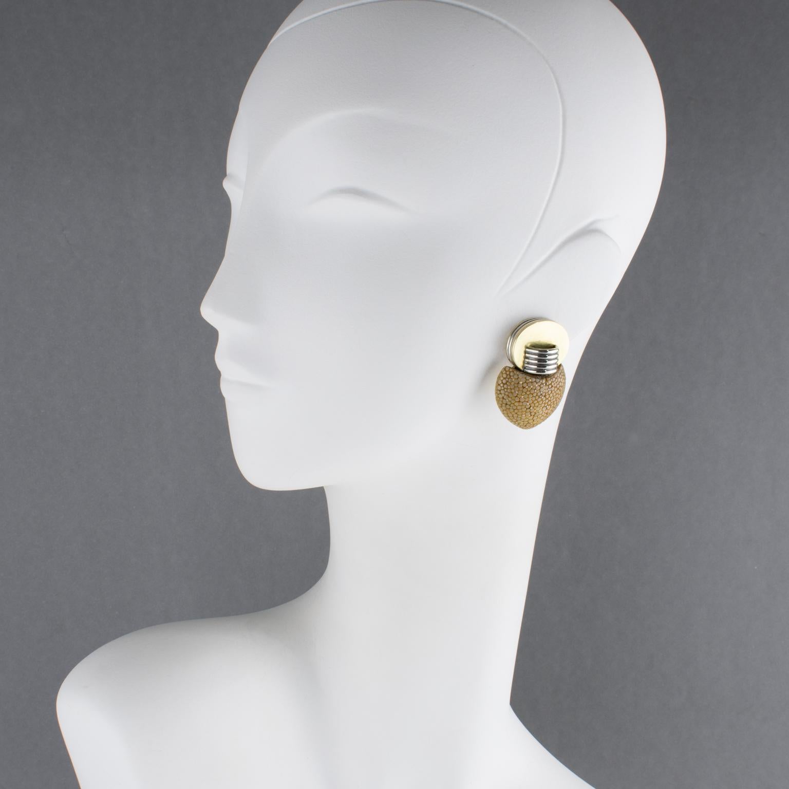 Ces superbes boucles d'oreilles à clip de Fabrice Paris présentent un motif géométrique inspiré du renouveau de l'Art déco. L'encadrement en laiton doré est orné d'éléments dimensionnels en métal chromé et est rehaussé de galuchat naturel de couleur