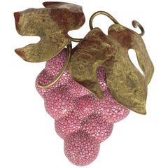 Brosche von Fabrice Paris, Riesige rosa Trauben mit goldenen Metallblättern