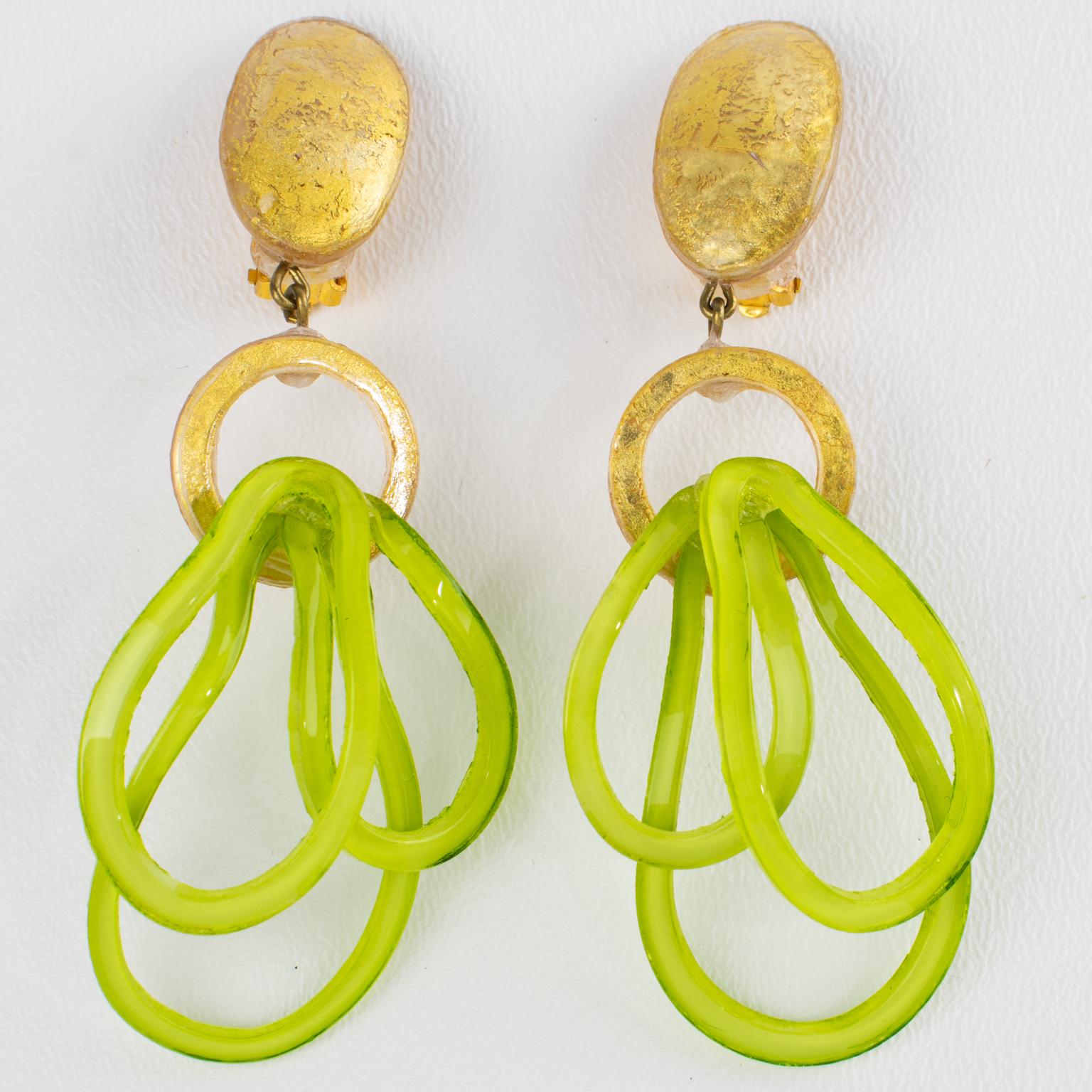 Fabrice Paris Grüne und goldene Harz-Ohrclips (Kunsthandwerker*in) im Angebot