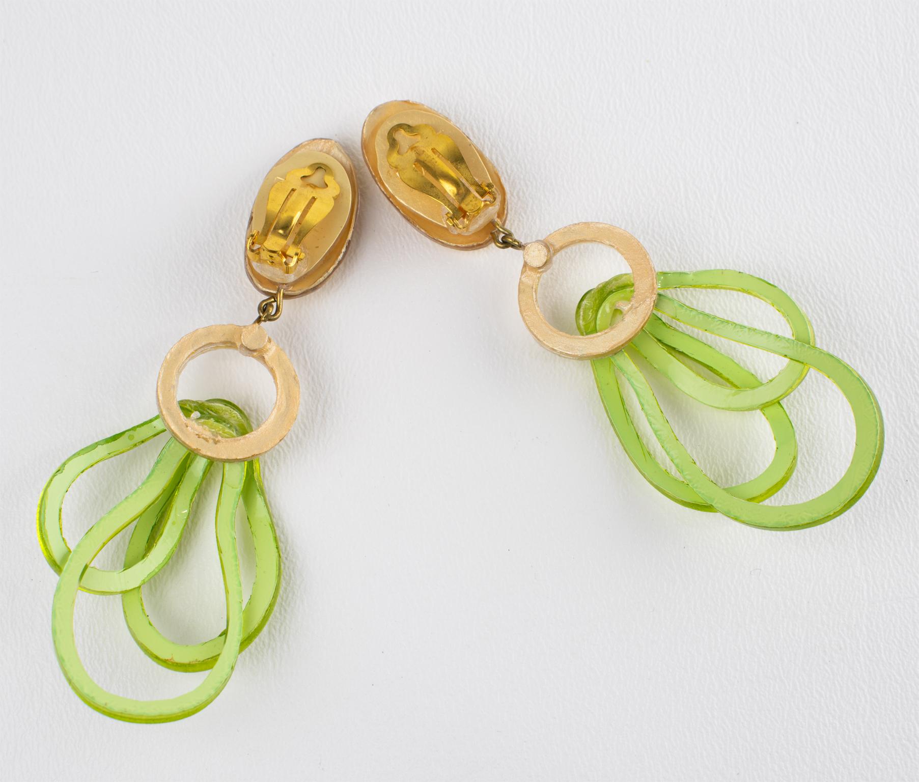 Fabrice Paris Grüne und goldene Harz-Ohrclips für Damen oder Herren im Angebot