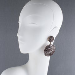 Fabrice Paris - Boucles d'oreilles pendantes en résine taupe et Silver