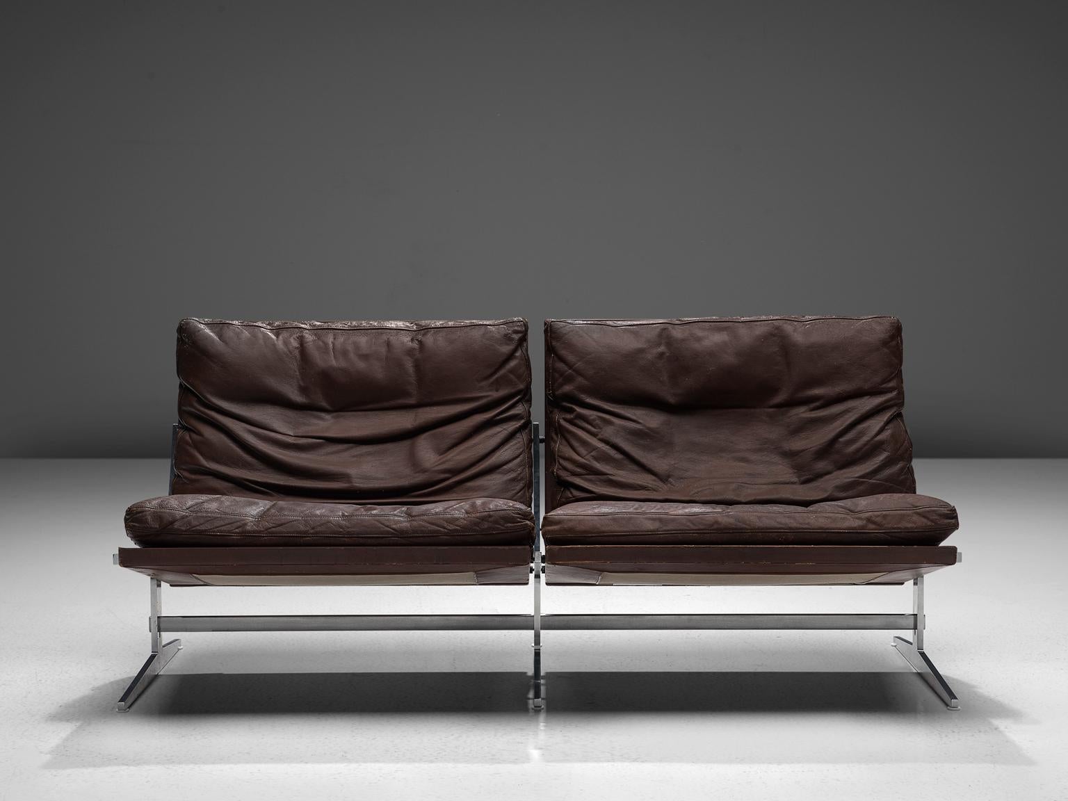 Preben Fabricius & Jørgen Kastholm, sofa model BO561, brushed steel and brown leather, Denmark, 1962. 

This modern slipper sofa is executed in steel and leather, holding an L-shaped seating. This shape is repeated in the legs. Besides this slick